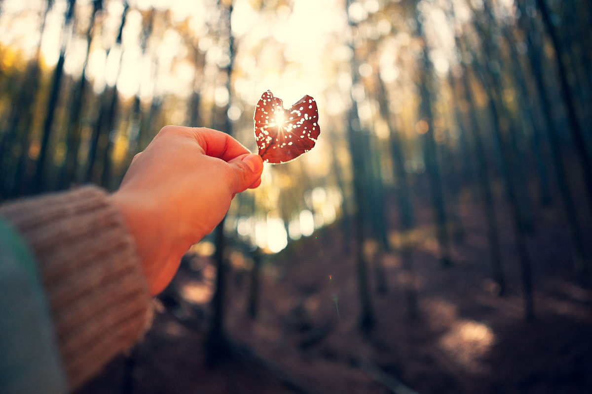 相视而过，彼此心有灵犀：浪漫邂逅的瞬间