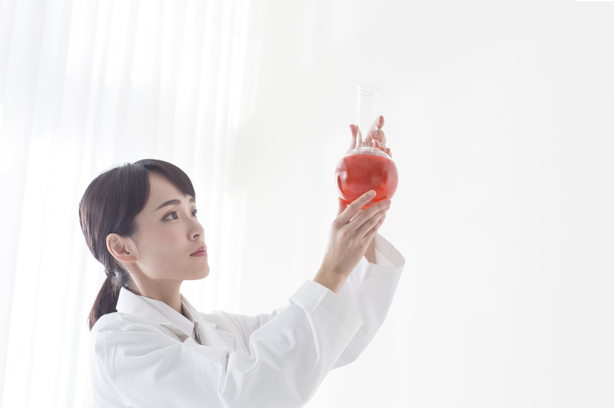一位女性科学家在做科学实验