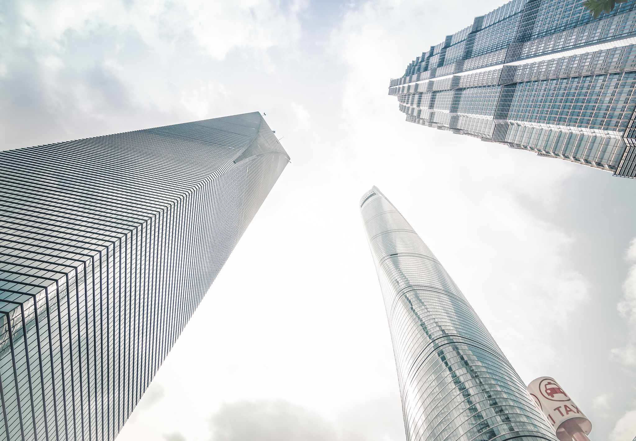 请为一家民营建筑企业的战略投资发展与内控监察部编写一份工作计划。