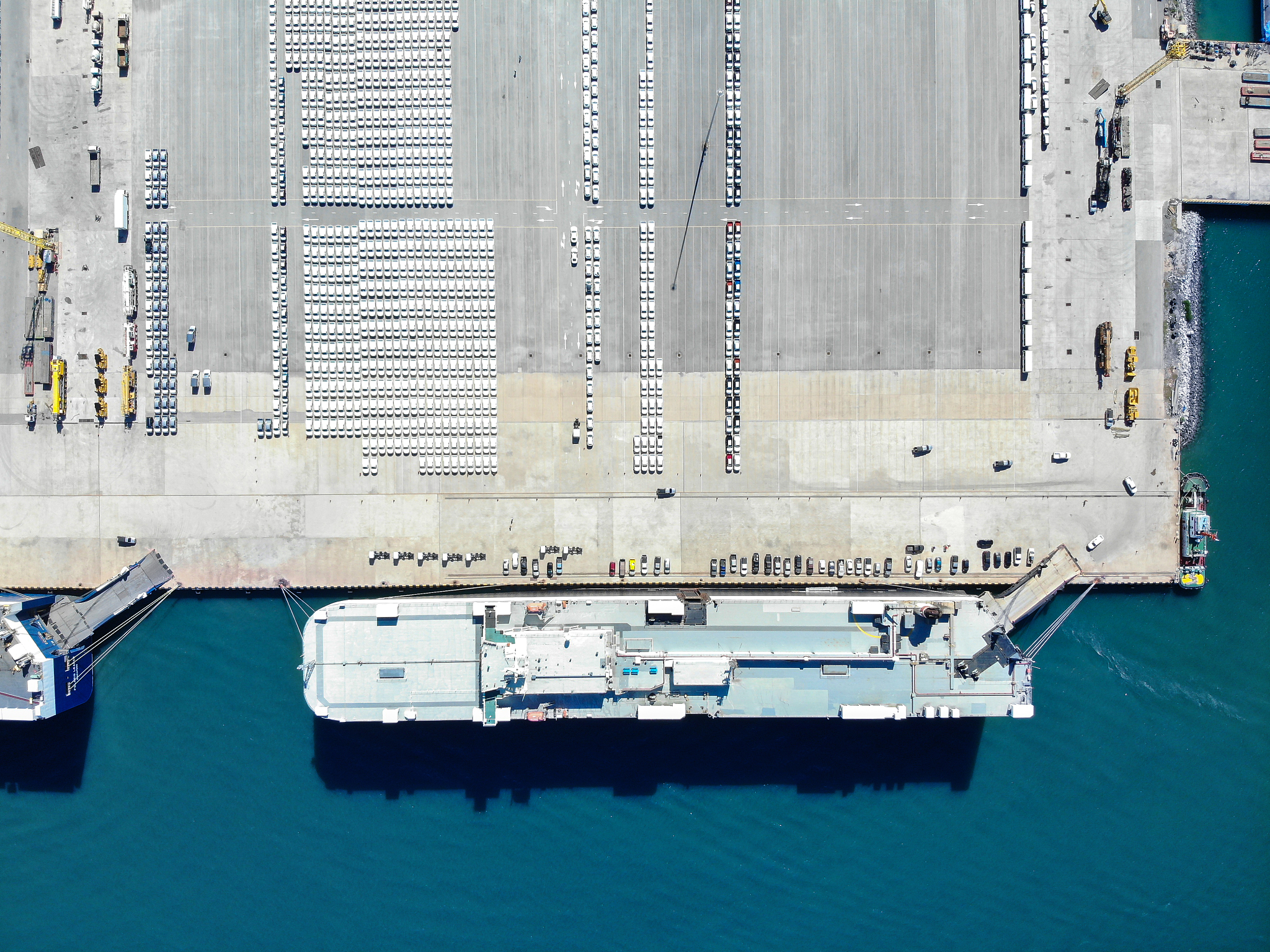 List primary longitudinal strength members and transverse strength members What are the roles of those members in a ship’s framing system