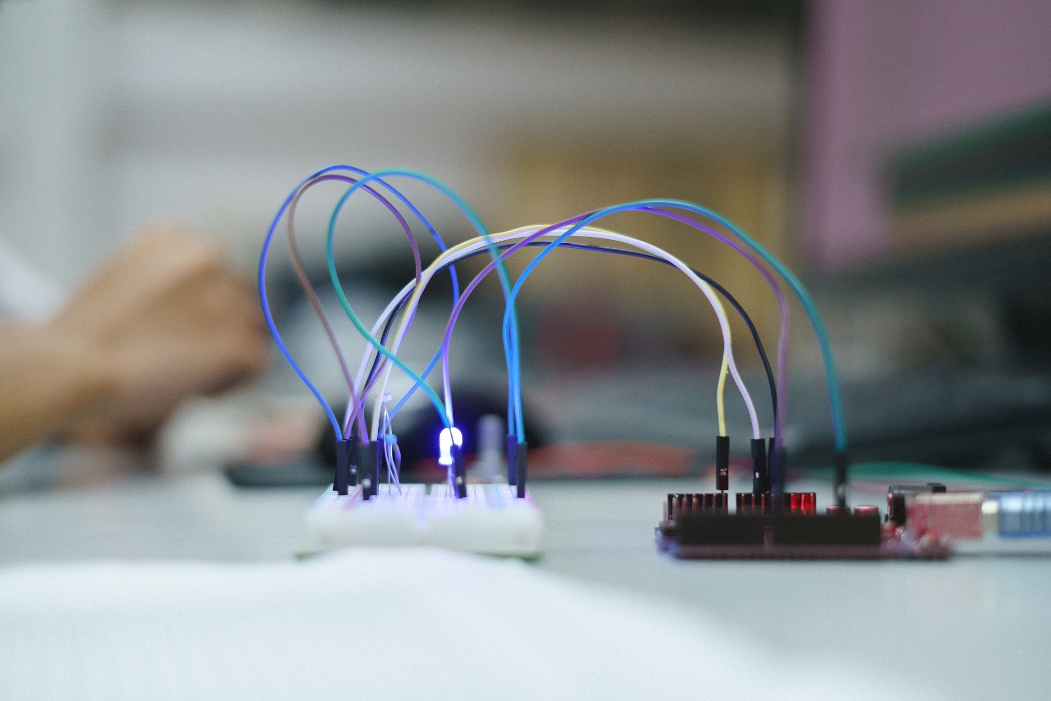 磁敏传感器实验分析：原理、步骤、应用及结果解读