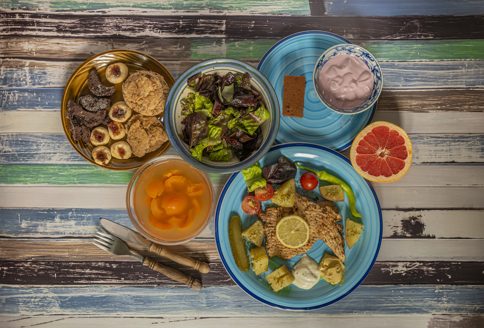 vegetable fruit yoghurt apricot courgette chicken on blue plate 