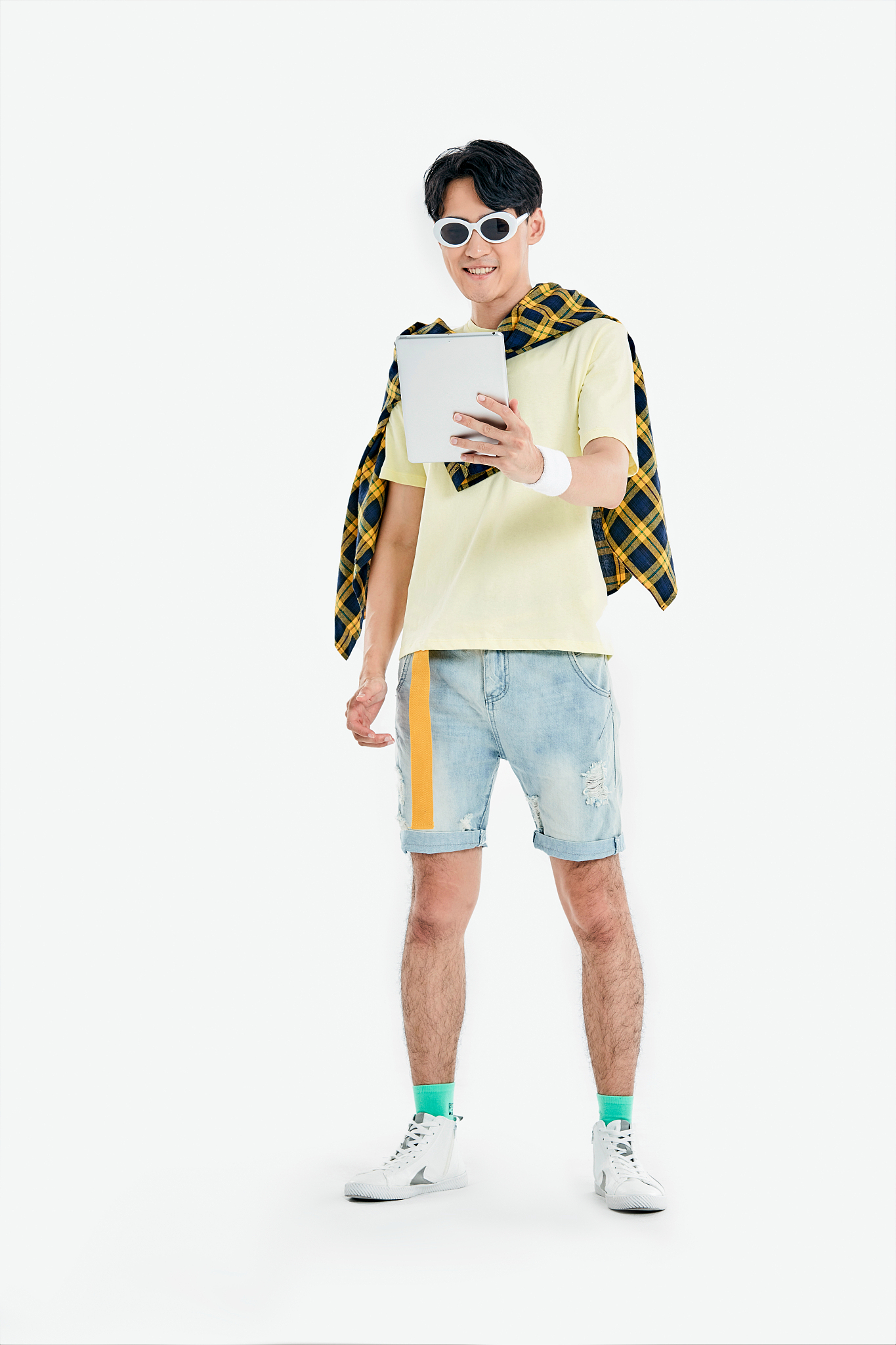手拿平板电脑的年轻男生