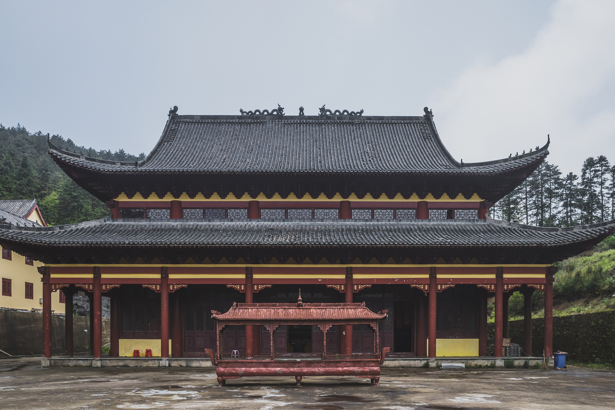 mingyue buddhist temple, on mingyue moutain, jiangxi, china