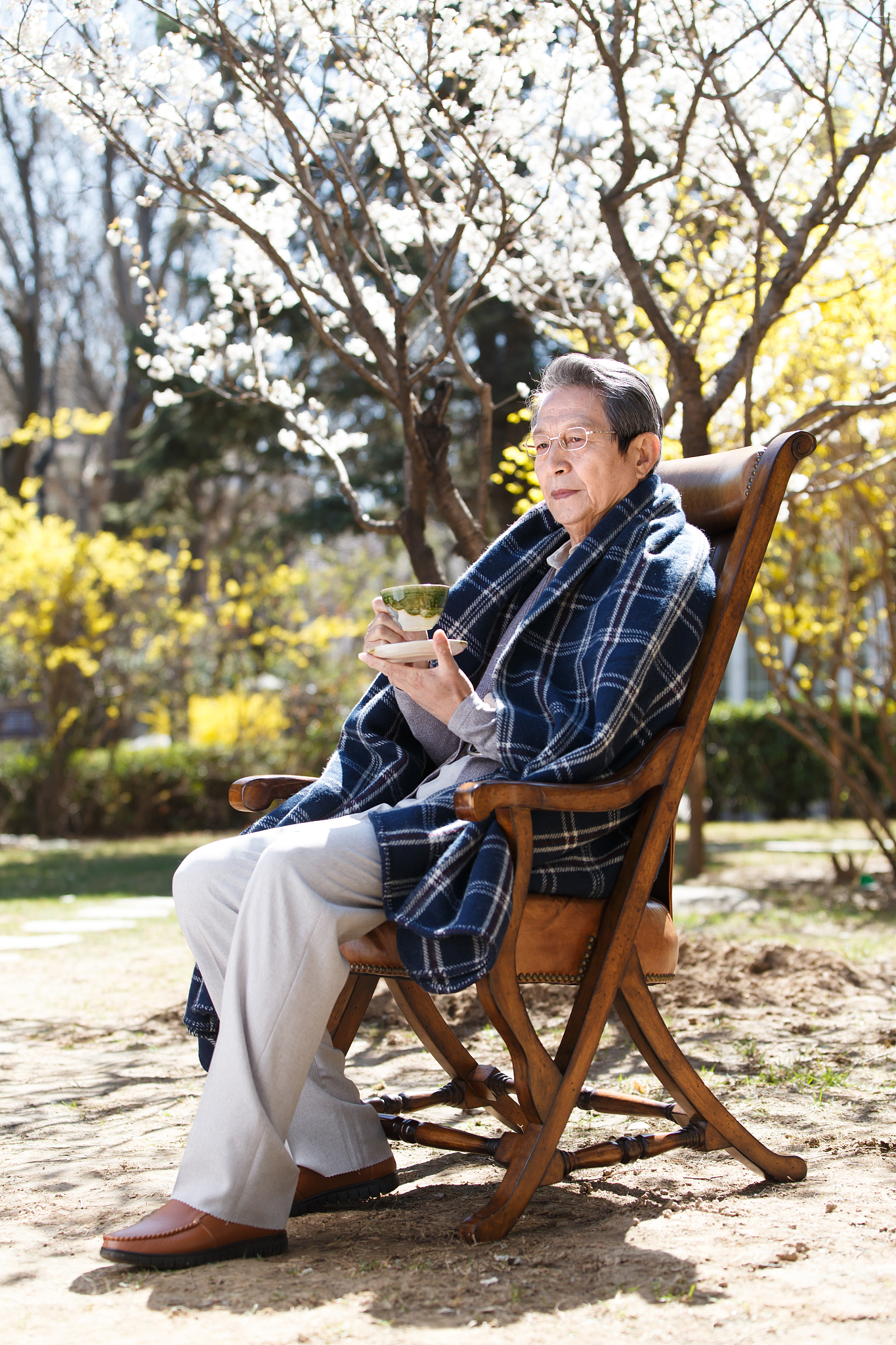 孤独的老年男人在院子里晒太阳