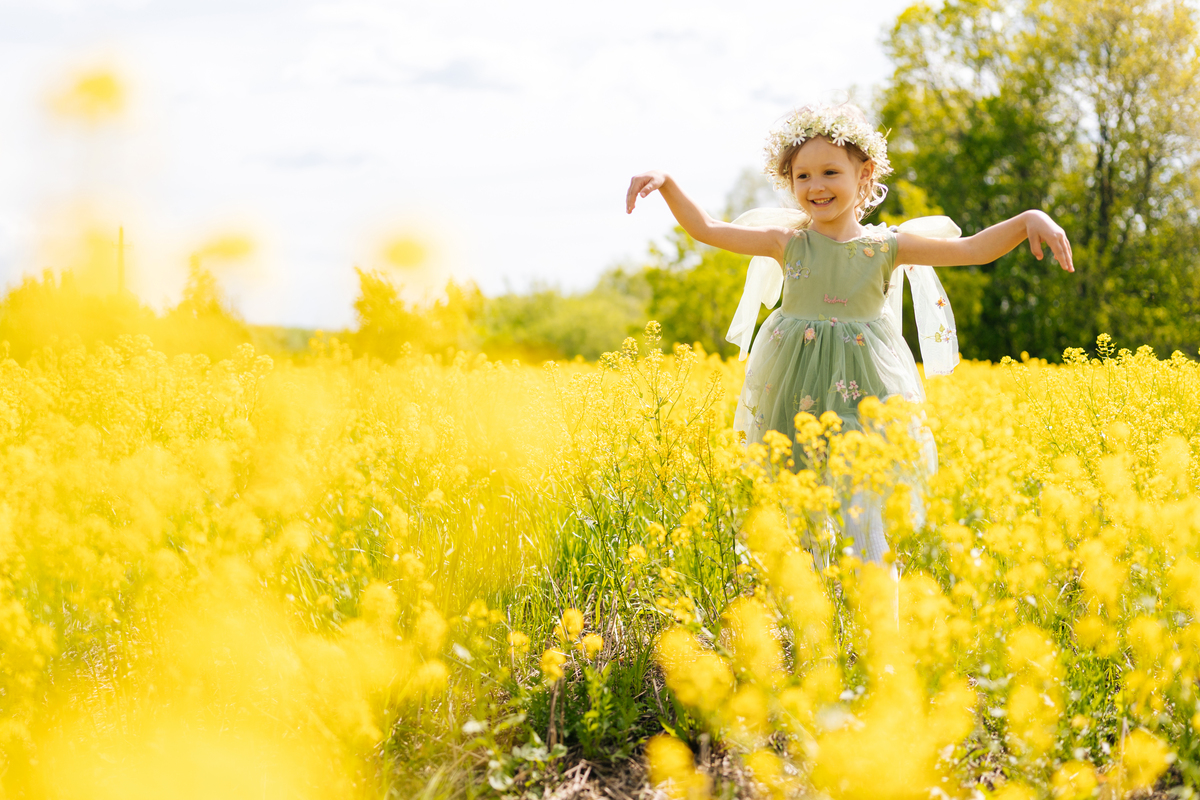 根据花朵 笑声 阳光 草地 告诉 歌唱 跑步 从选几个词展开想象说几句话。