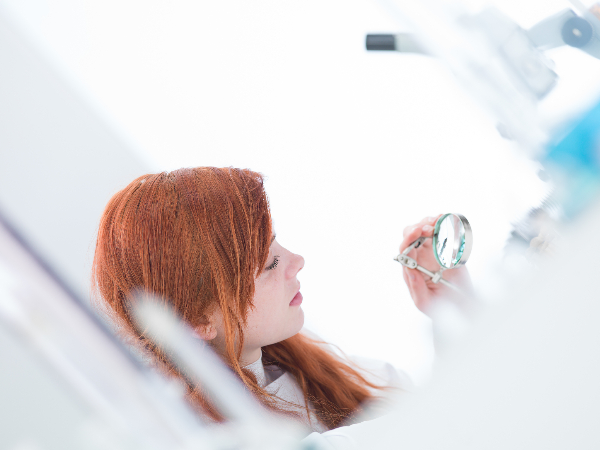 研究初中生物学科学习的特点和需求了解学生的学习水平和认知能力。