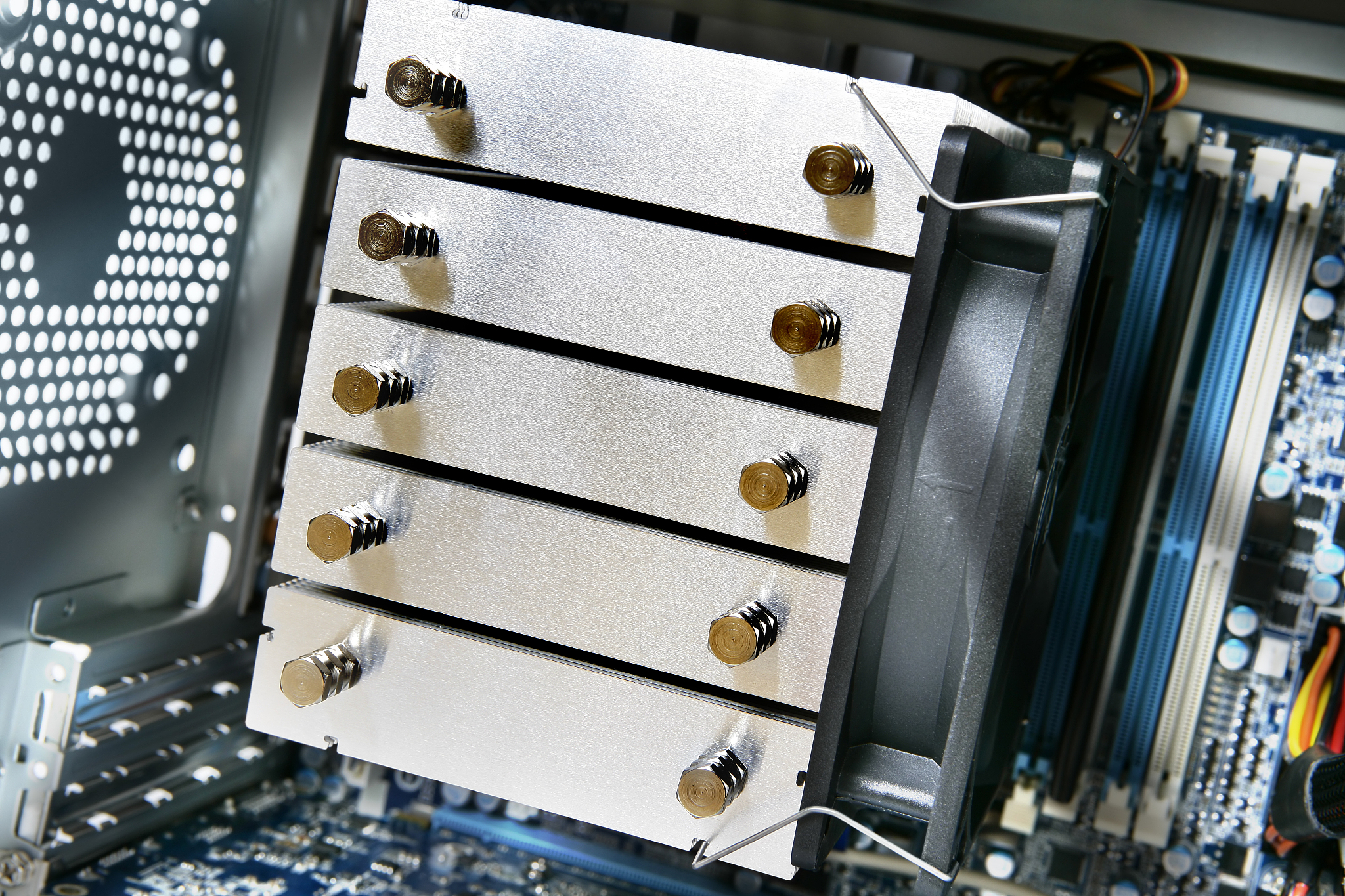 哪种水冷散热流道散热比较均匀？