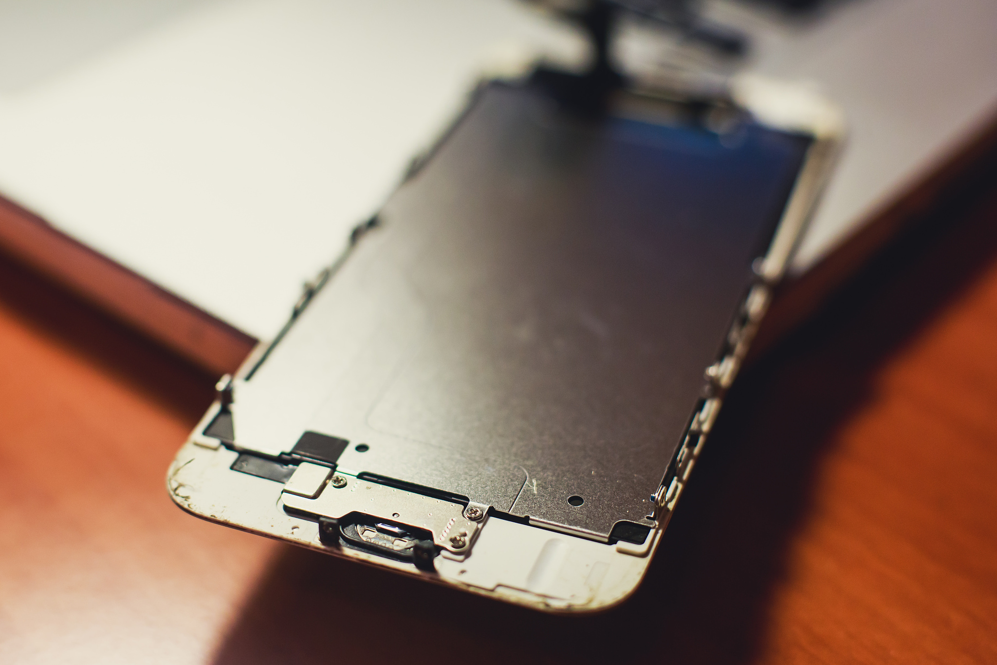 VIvo x80外屏碎了去更换结果他们修的时候把我的显示屏给修坏了然后让我承担费用换整个屏目说我签了维修风险告知书有效吗该怎么处理。