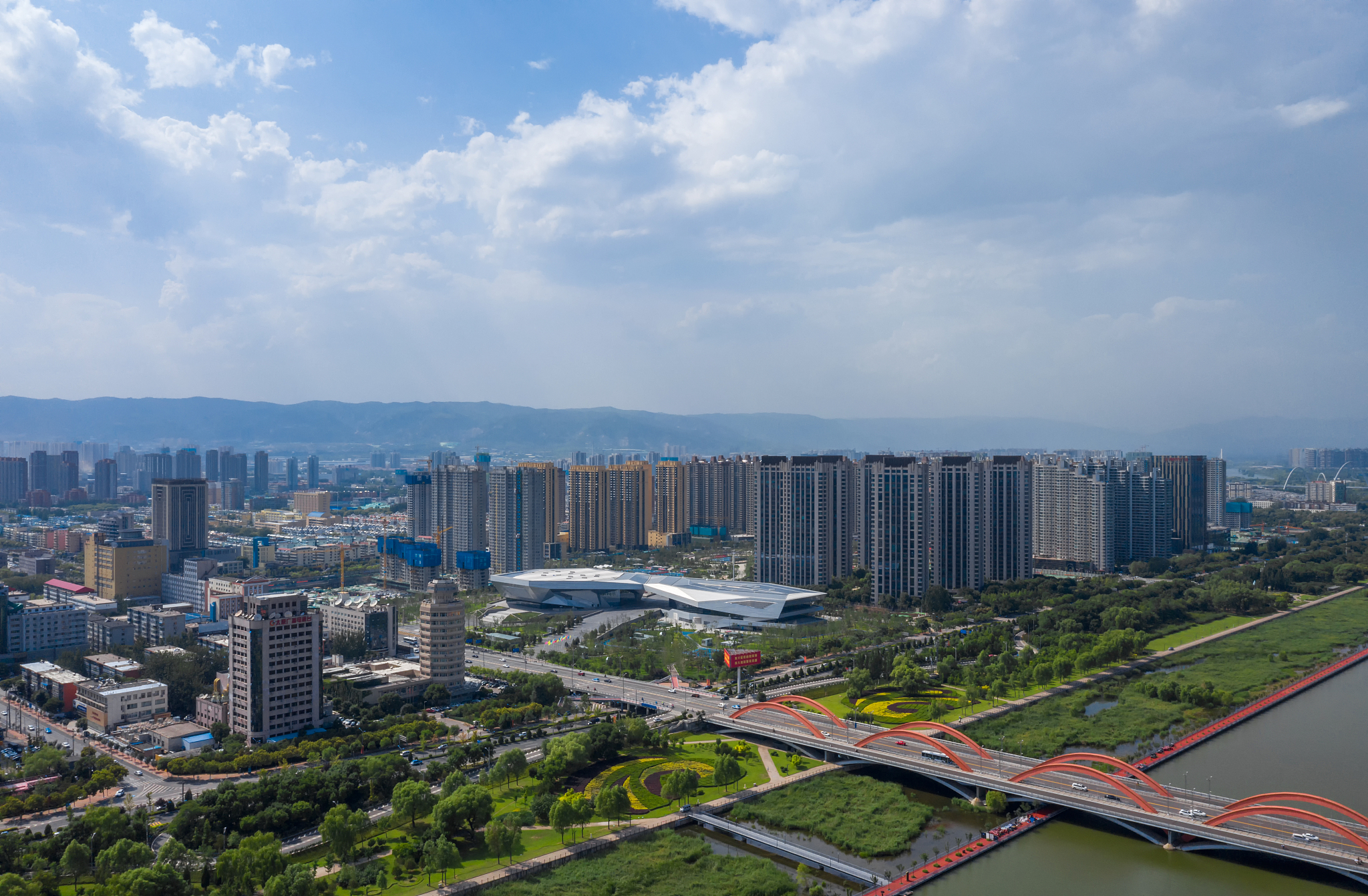 太原市滨河体育中心 漪汾桥白天多云