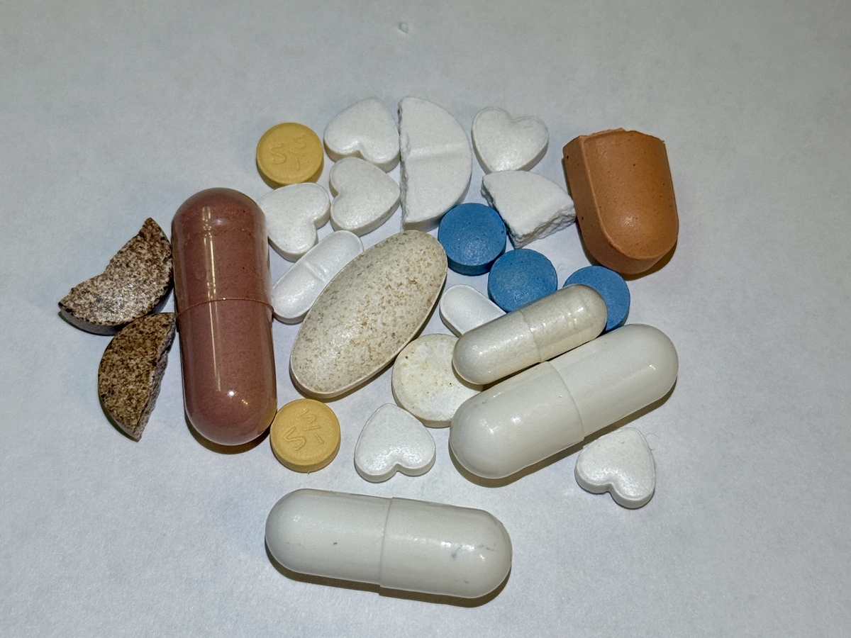 药品检验详情,目视检查显示药品颜色和质地存在差异,.