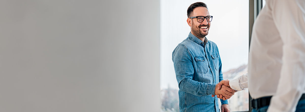 帮我写16条学生实习周报回复内容为：就业形势严峻鼓励学生专升本或积极就业。