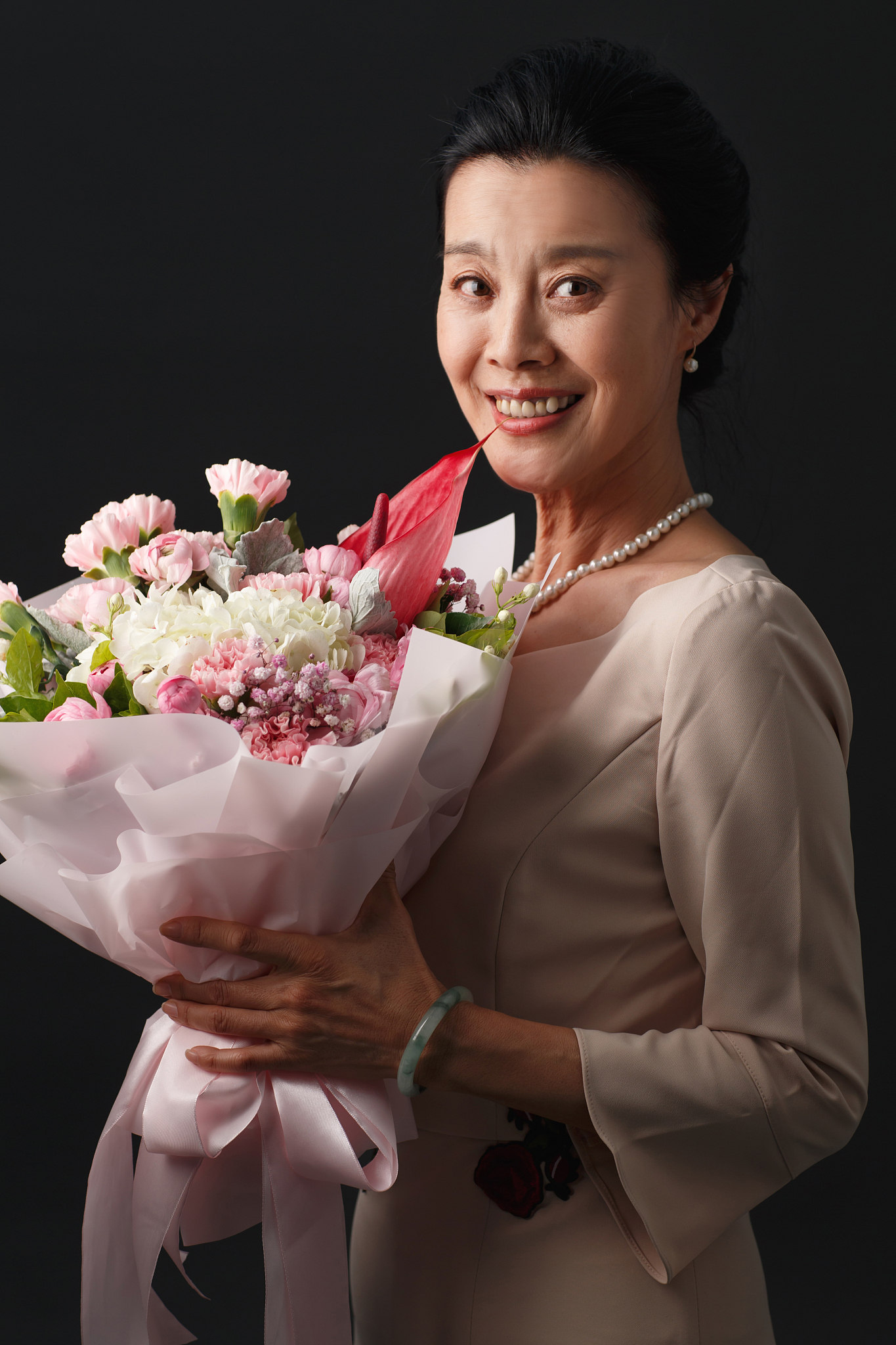 手拿鲜花的优雅的女士