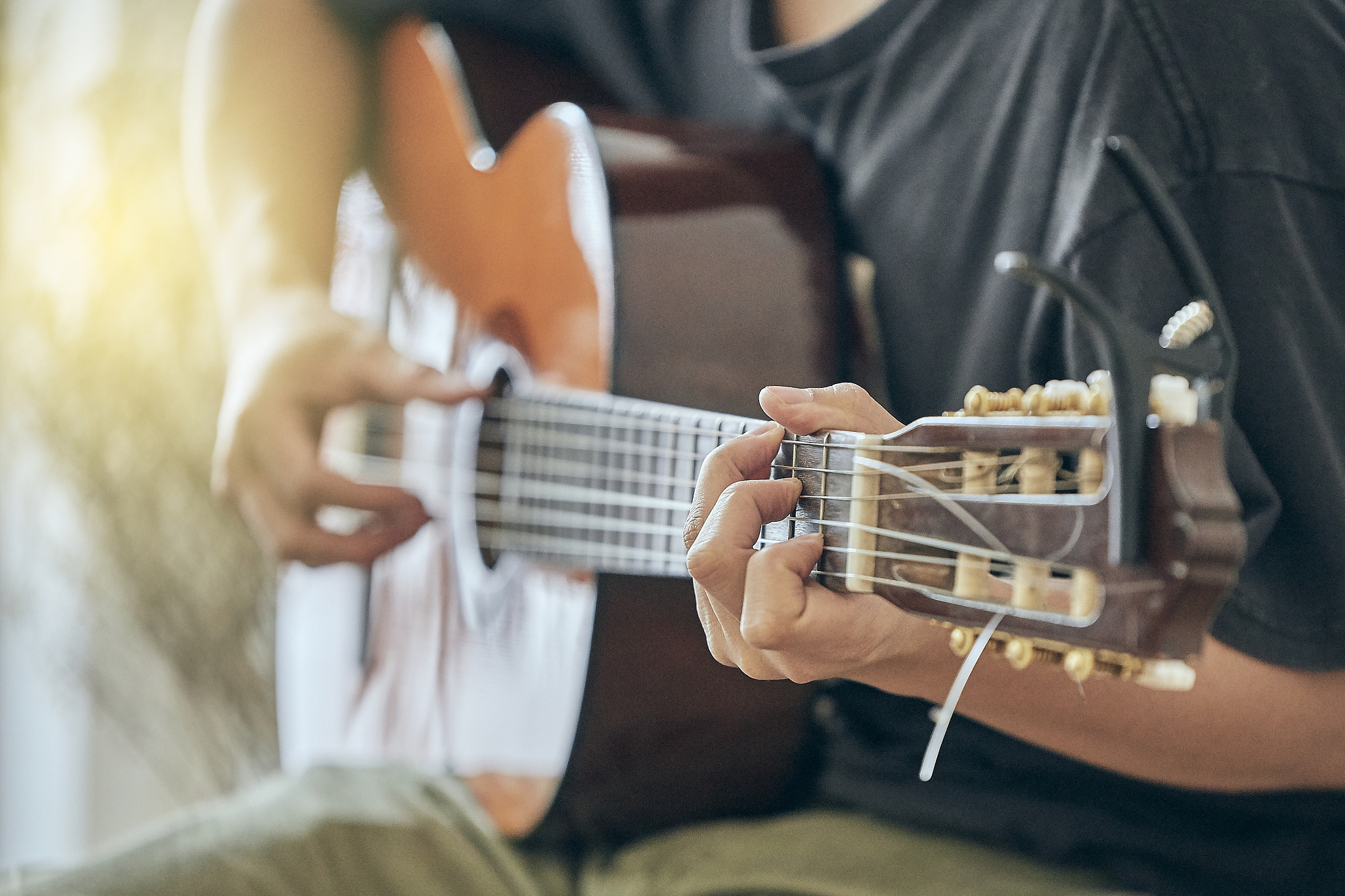 请以ASCII的方式打印一份吉他六线谱的C和弦，然后告诉我1弦是哪个音