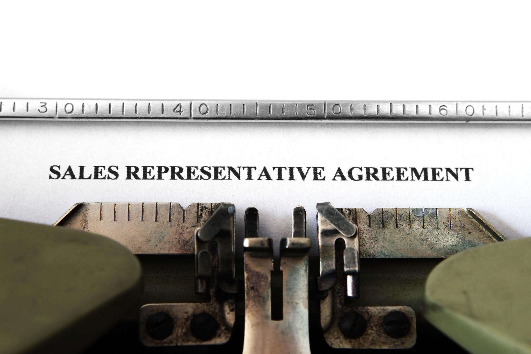 润色这段话：严格按照公司的公章管理制度填写合同公章申请表使用合同公章。