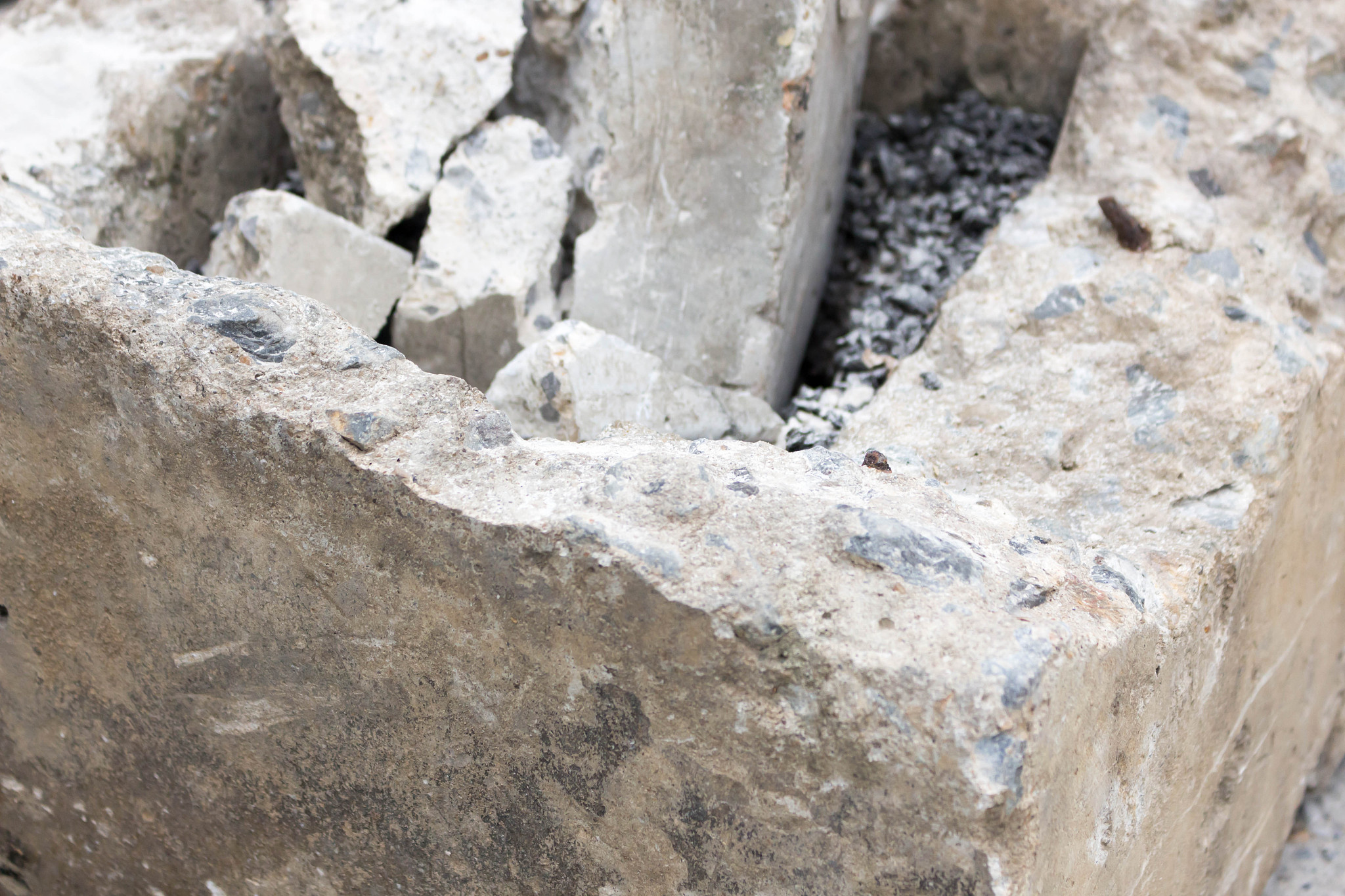 水泥特点及应用：强度高、耐久、可塑、硬化快，广泛应用于建筑、道路、水利等领域