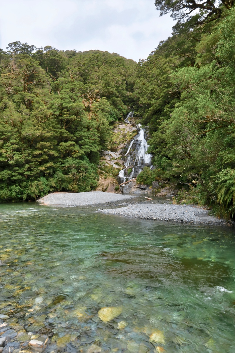 碧峰峡景区旅游攻略,镶嵌在翠绿怀抱中的自然瑰宝