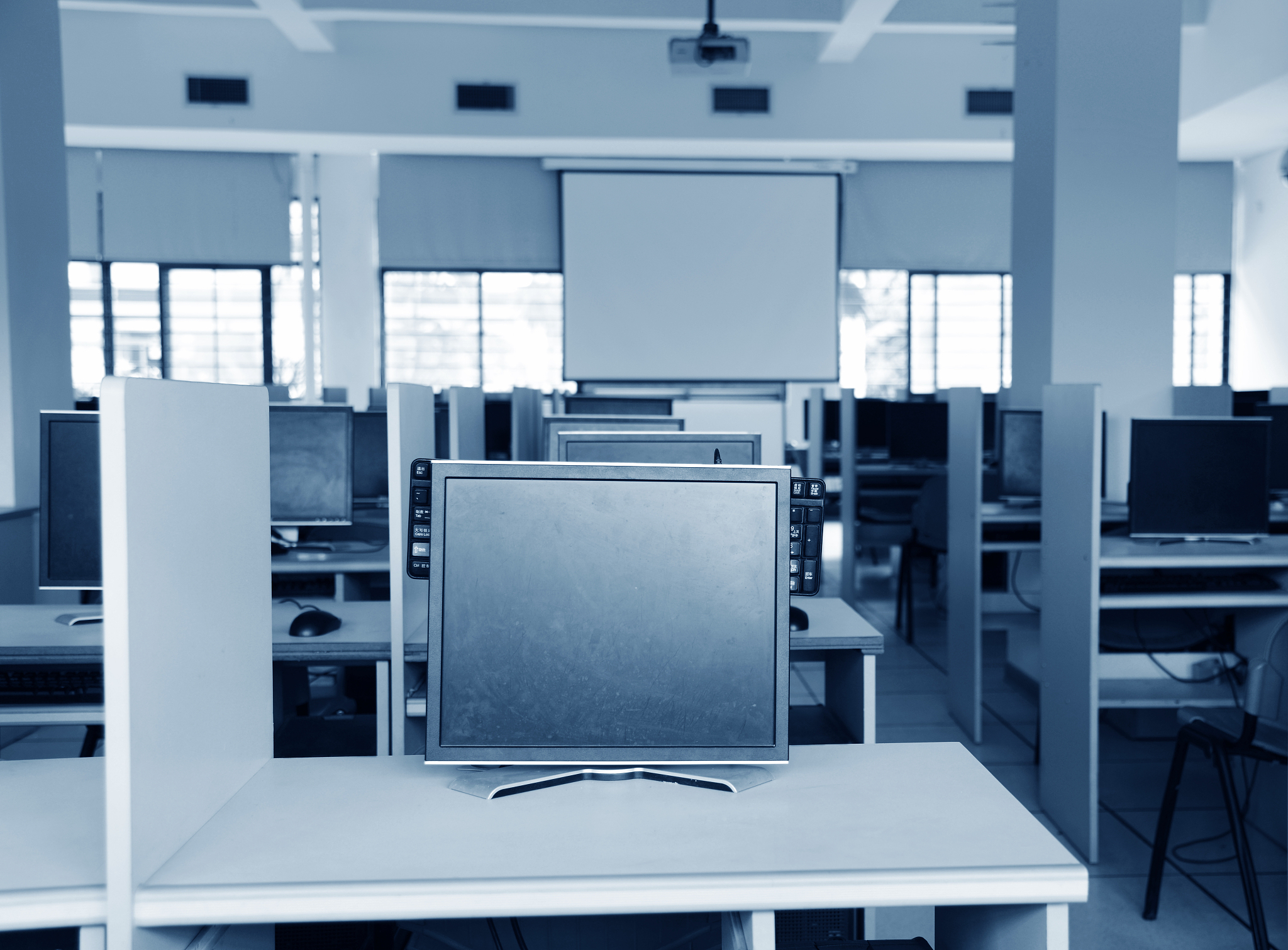 学生工作部新进两名教师需要向学院申请一间办公室并采购桌、椅、电脑等办公设备。请代学工部草拟一份申请性文件和一份回复性文件。