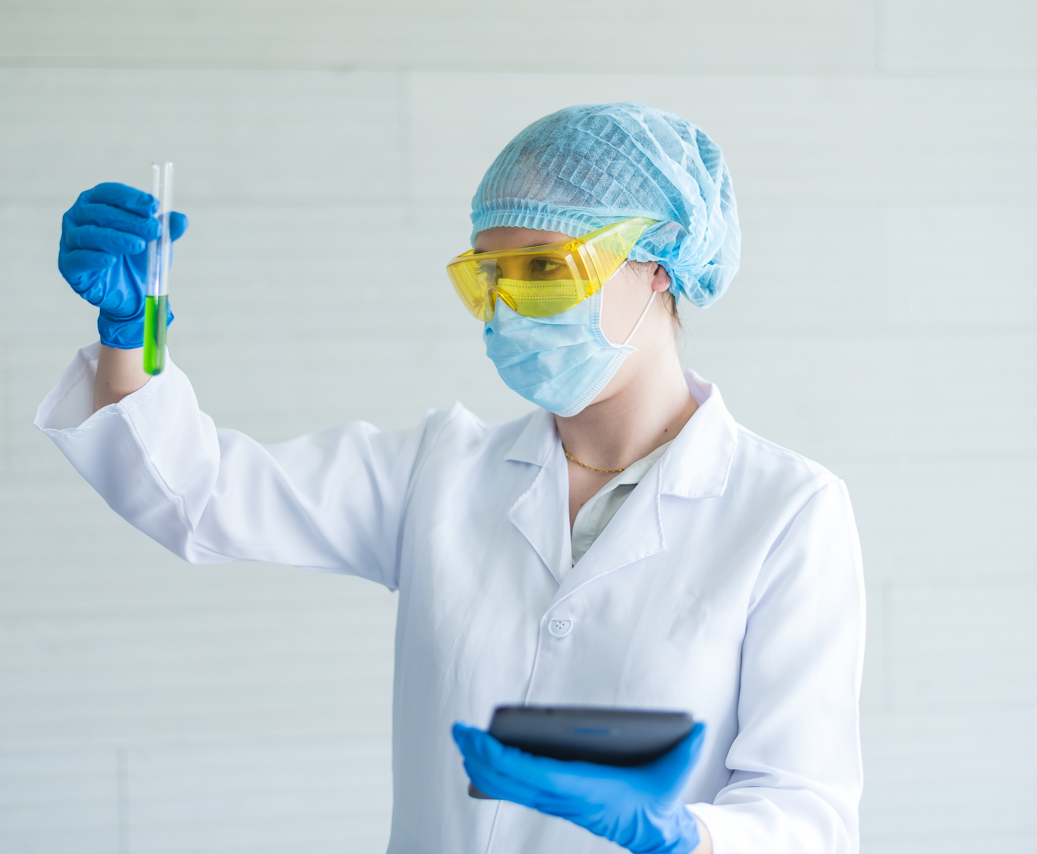 化学实验事故：女老师身体变水，惊险瞬间！