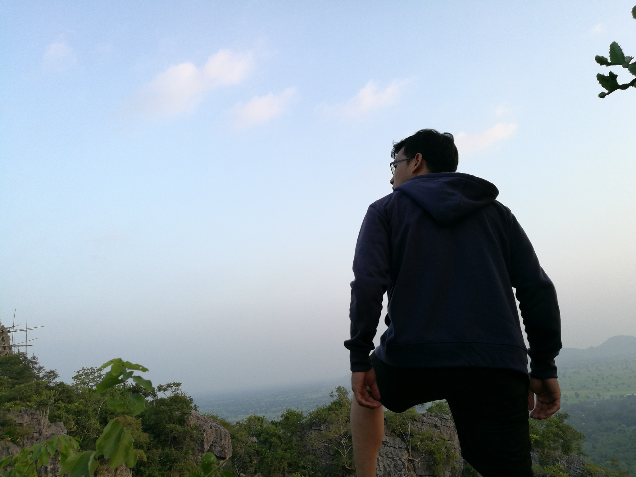 雨打花落残红去，楼心空对下雕栏。这是我在杭州登山后想到的，我是一个中年男人，因为要还房贷，老婆工资低，所以必须要在杭州生活，和家人是分开的，家人在老家县城，我老婆一个人带着两个孩子。你觉得我想着什么呢，请你学些一个诗吧，谢谢。