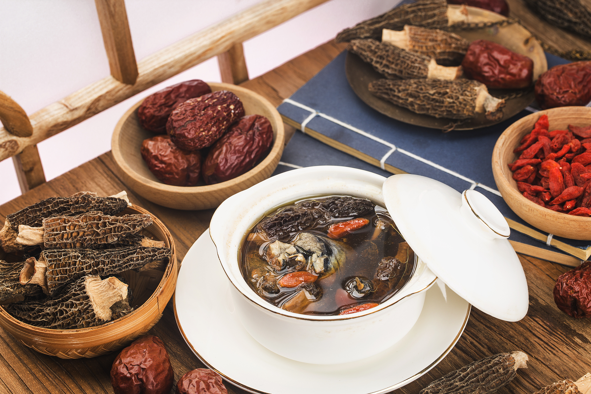 百灵草乌鸡汤功效:补气养血、滋阴益肾、清热解毒 百灵草乌鸡汤功效:补气养血、滋阴益肾、清热解毒