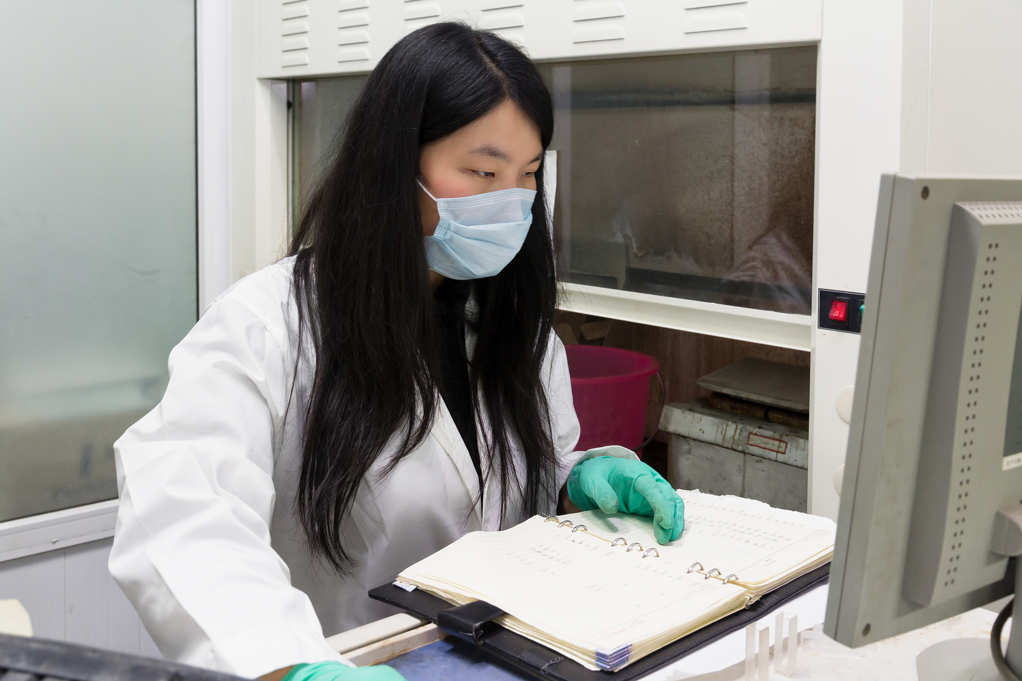 假设检验中，概率的计算是在备择假设的前提下利用样本数据进行的。这句话为什么是错误的