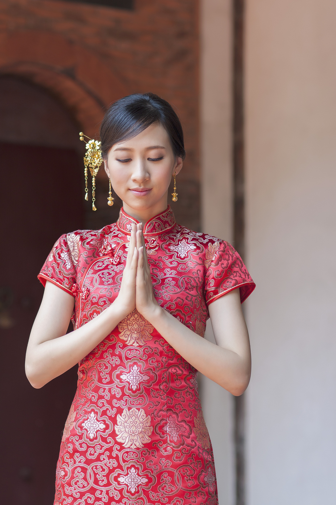 翻译：一位漂亮的中国女孩。