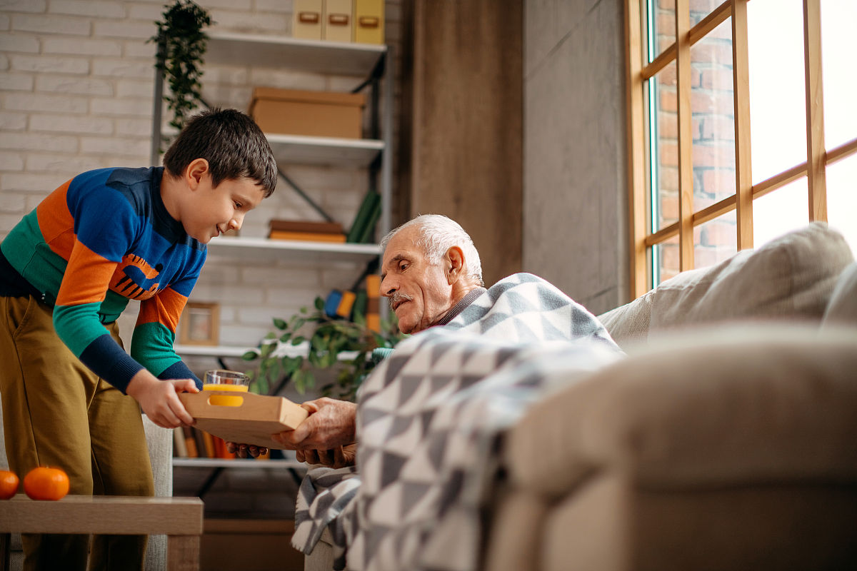 虽然老人智能陪伴机器人已经成为了解决老年人生活问题的重要手段但是目前仍然存在一些问题。首先智能陪伴机器人的成本较高使得许多老年人无法承担。其次机器人的智能化程度和稳定性还需要进一步提高以满足老年人复杂多变的需求。另外机器人的外观设计和交互方式也需要更加人性化使得老年人更容易接受和使用。最后机器人的数据隐私和安全问题也需要得到重视和解决以保障老年人的信息安全。因此未来的研究应当集中在提高机器人的性价
