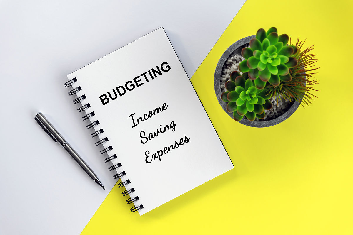 请使用1000字讲述一下《穷爸爸富爸爸》这本书的第五章内容并以中国平通的打工人进行举例 请使用1000字讲述一下《穷爸爸富爸爸》这本书的第五章内容并以中国平通的打工人进行举例