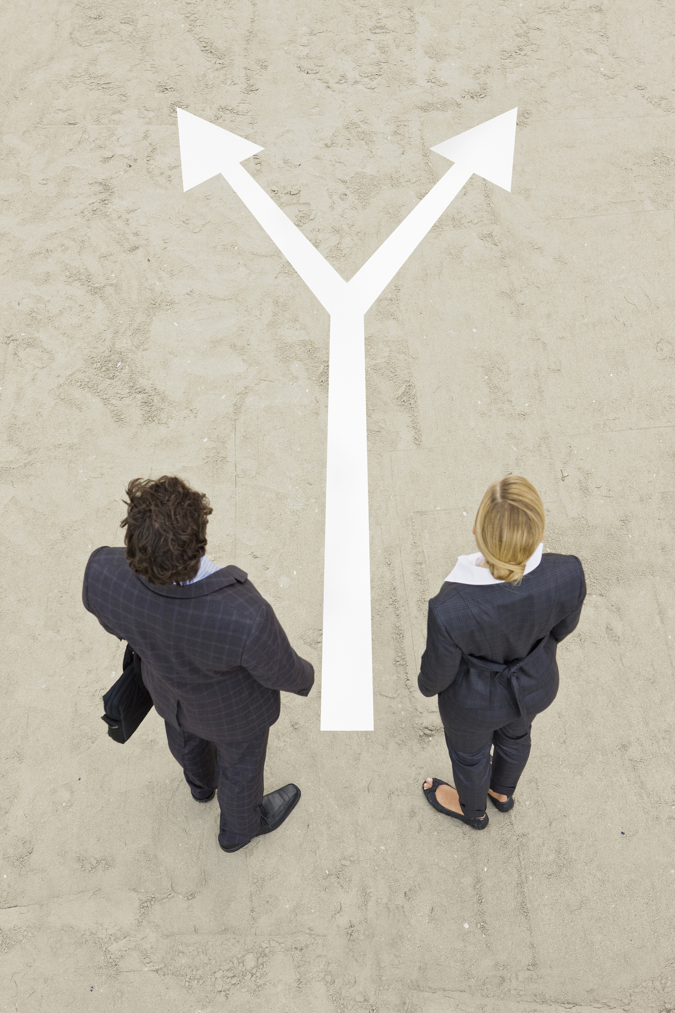 以感情在现实面前真的很脆弱吗？重新编写标题再写一篇1110字文章