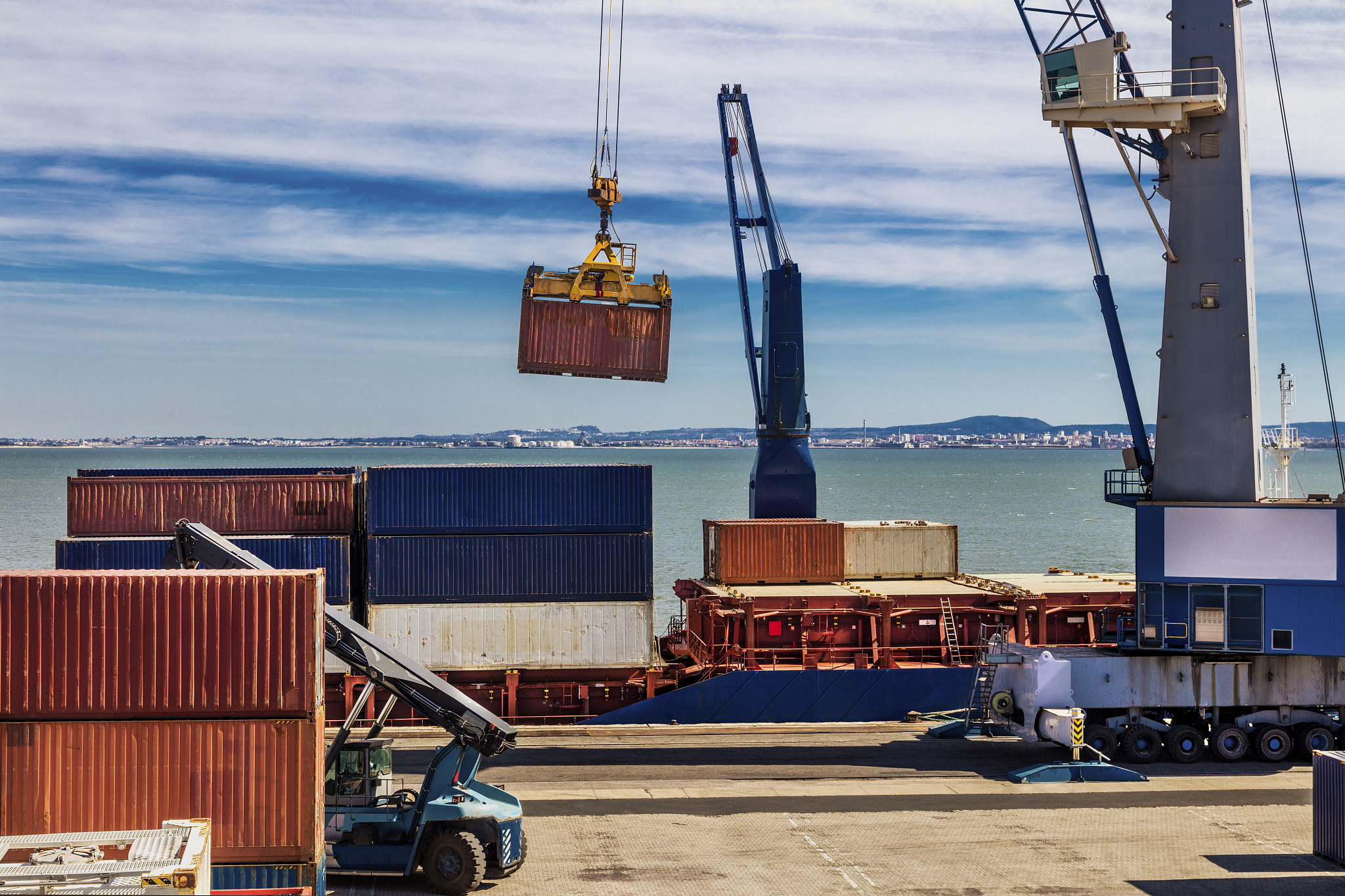 多港装卸货物数量控制指南：船员如何避免短量超标
