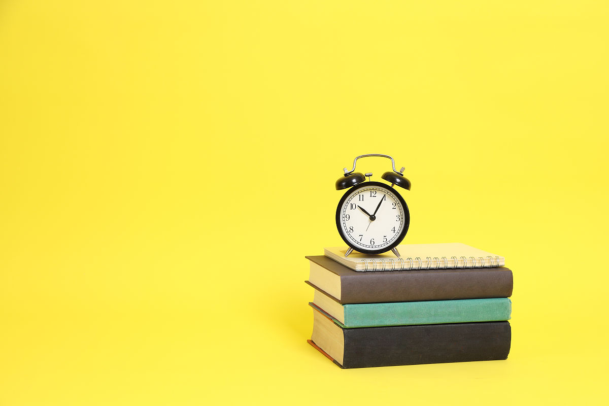 请以 勤奋、统筹兼顾、坚持三个关键词编一个关于考研的一段话