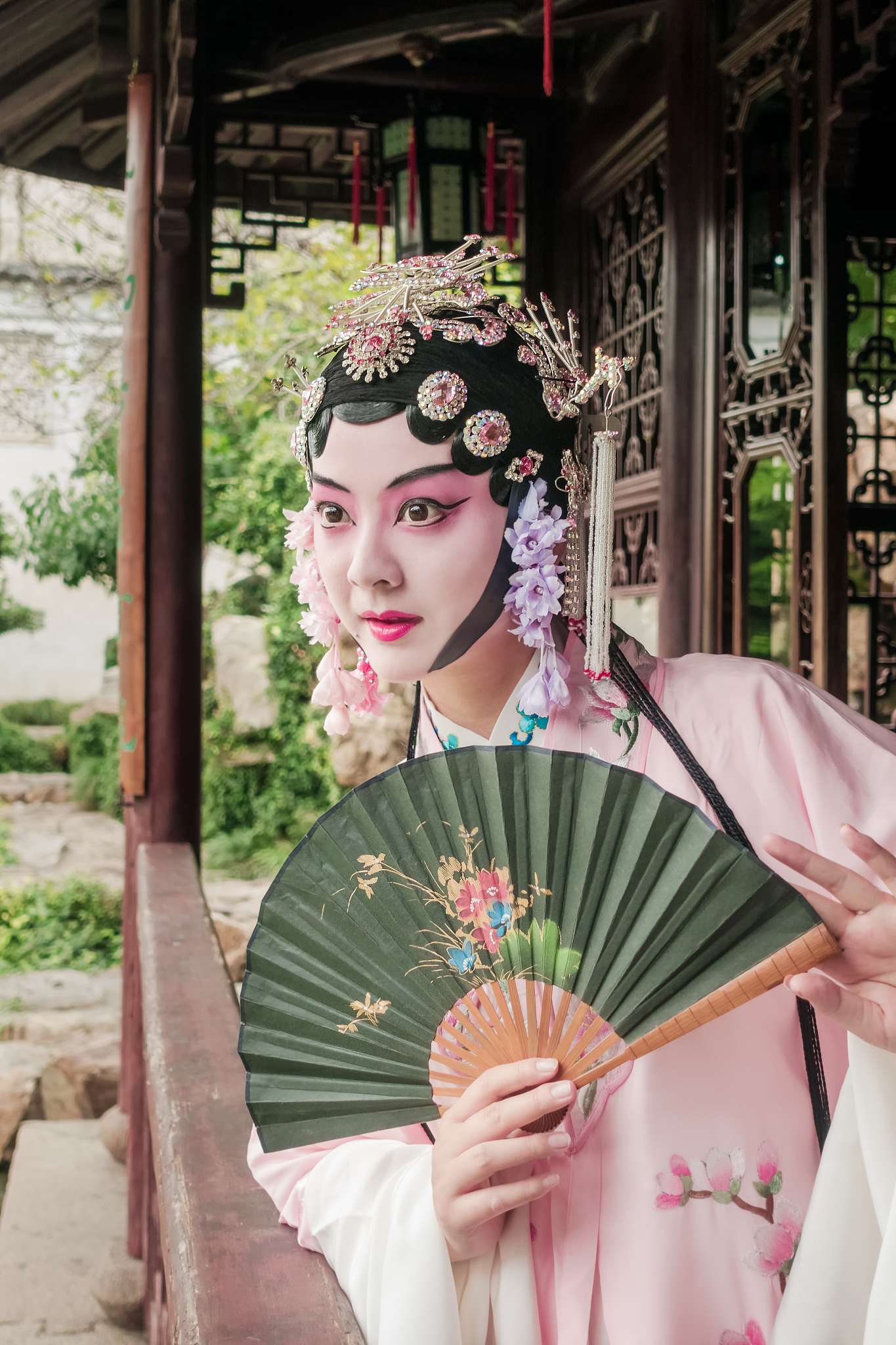 中国园林内演出的戏剧演员