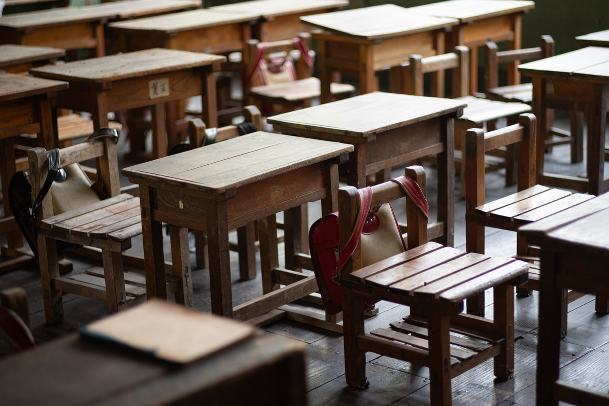 夕阳下的大学教室：温暖的光影