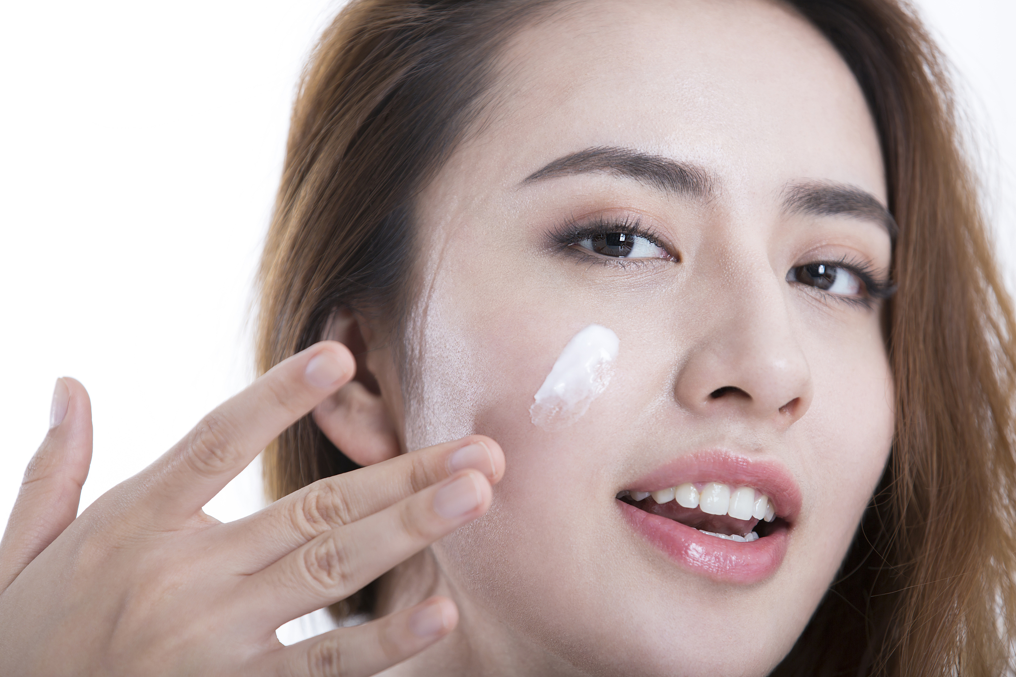 我最近对强效护肤品特别感兴趣你能关于这方面深入的文章吗？我想在小红书上分享给我的粉丝们。要求：多用短句带有少量emoji