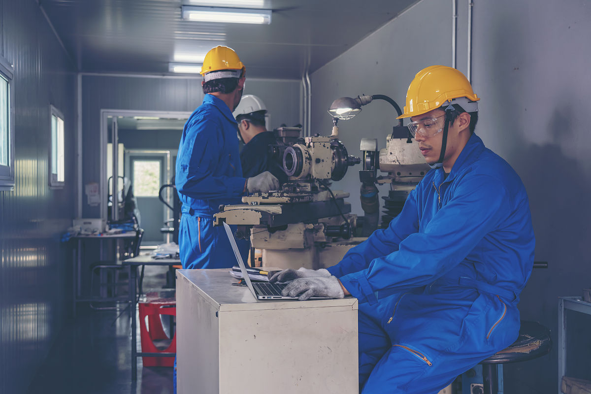 帮我找几个中国高分子材料精密加工和装备方面的专家