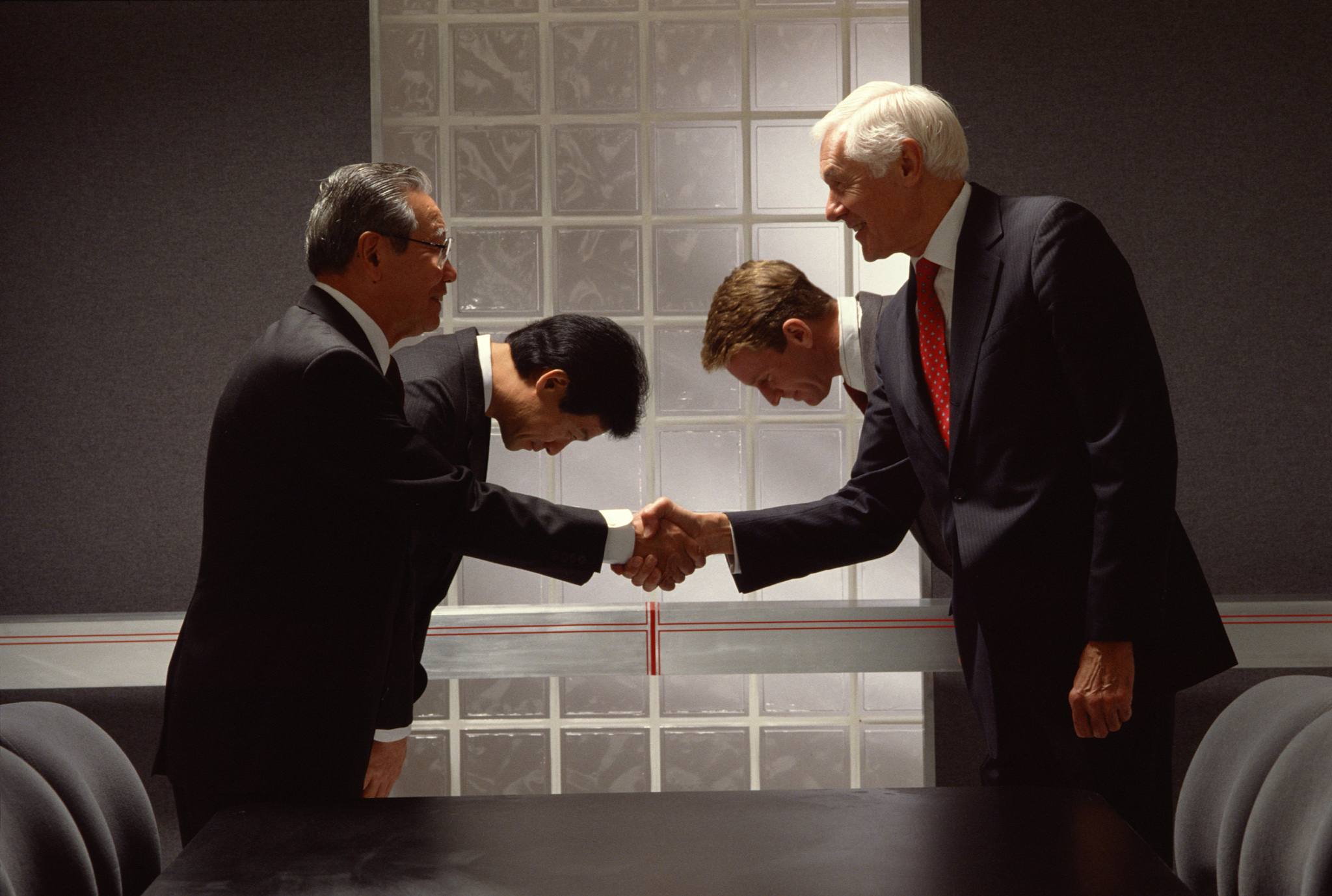 东西方礼仪差异: 从表达方式到餐桌礼仪的文化碰撞