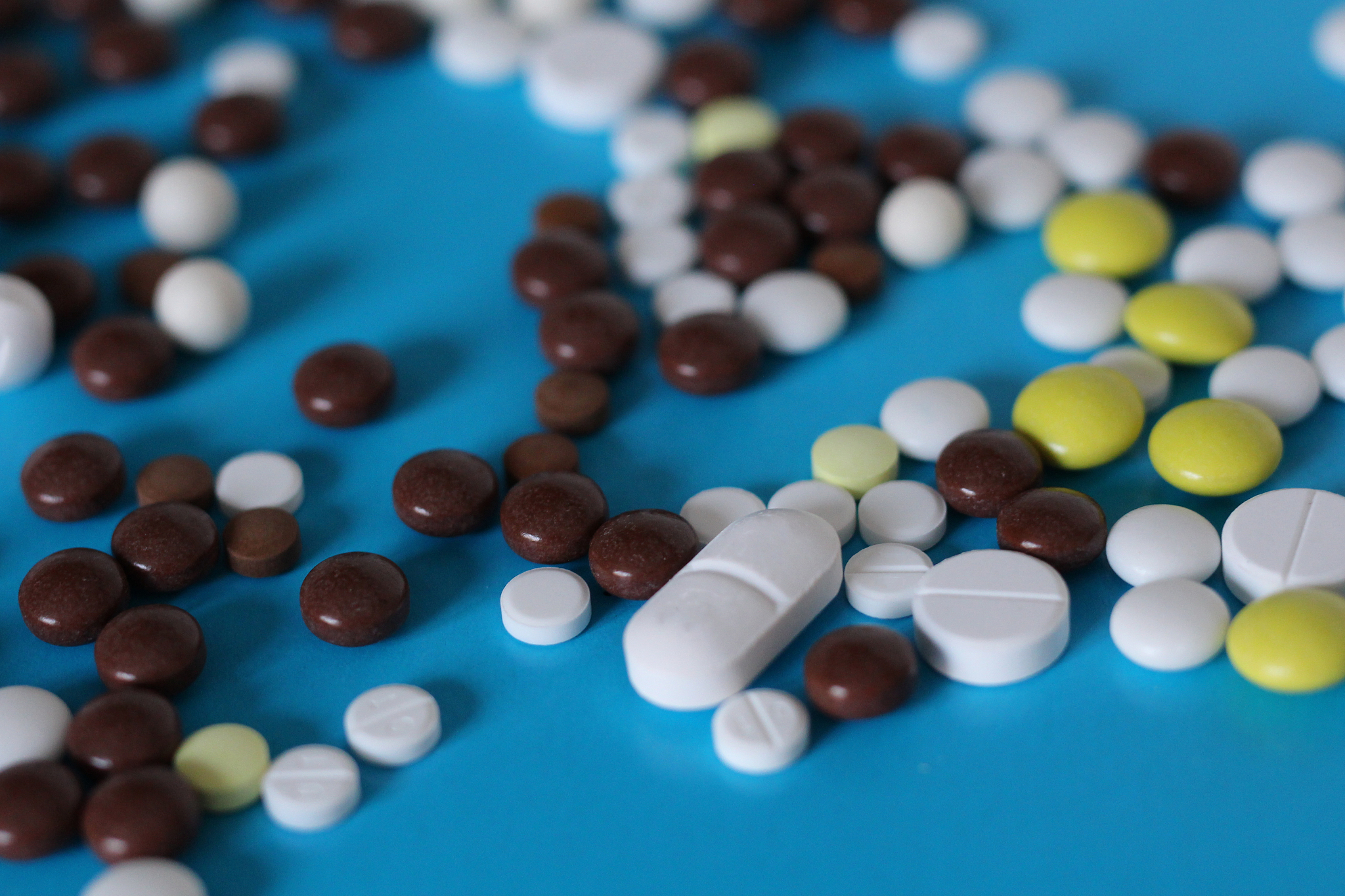 a scattering of medical tablets on the table. round pills and ca
