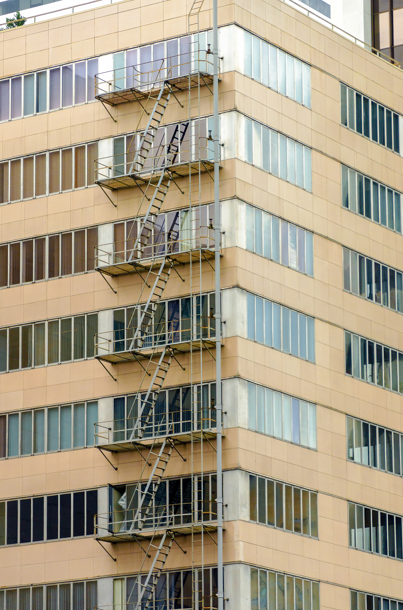 如果建筑四周环绕敞开式外廊需要设灭火救援窗吗？