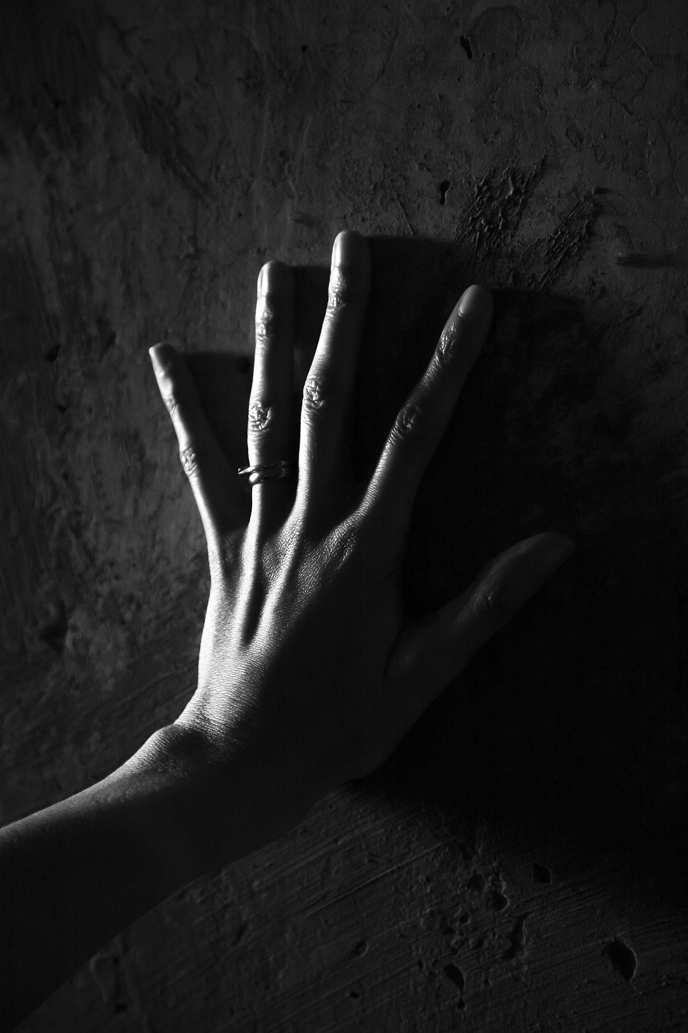 手受伤了的心情：痛苦、无助和孤独