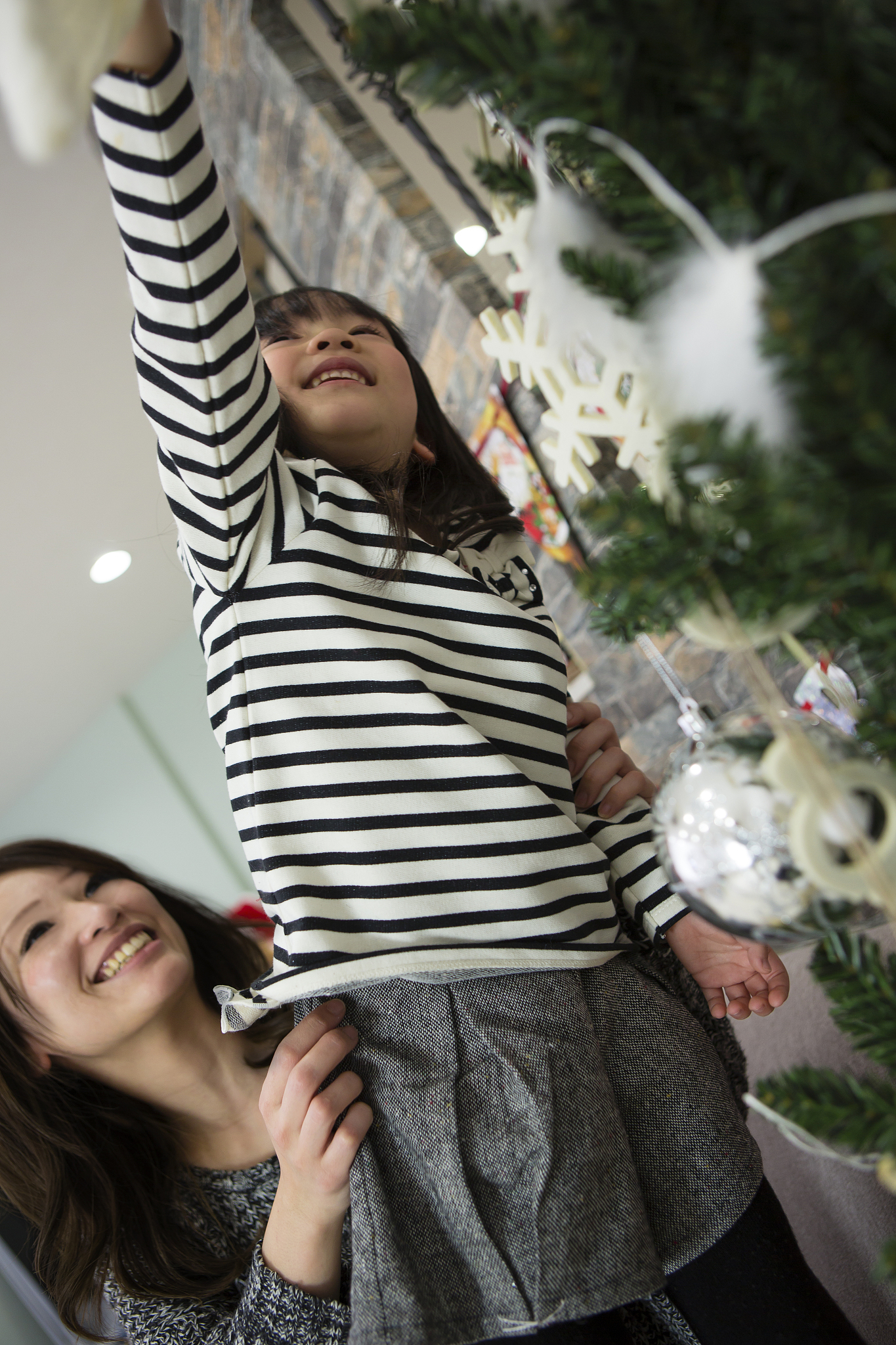 japanese mother and daughter to decorate the tree