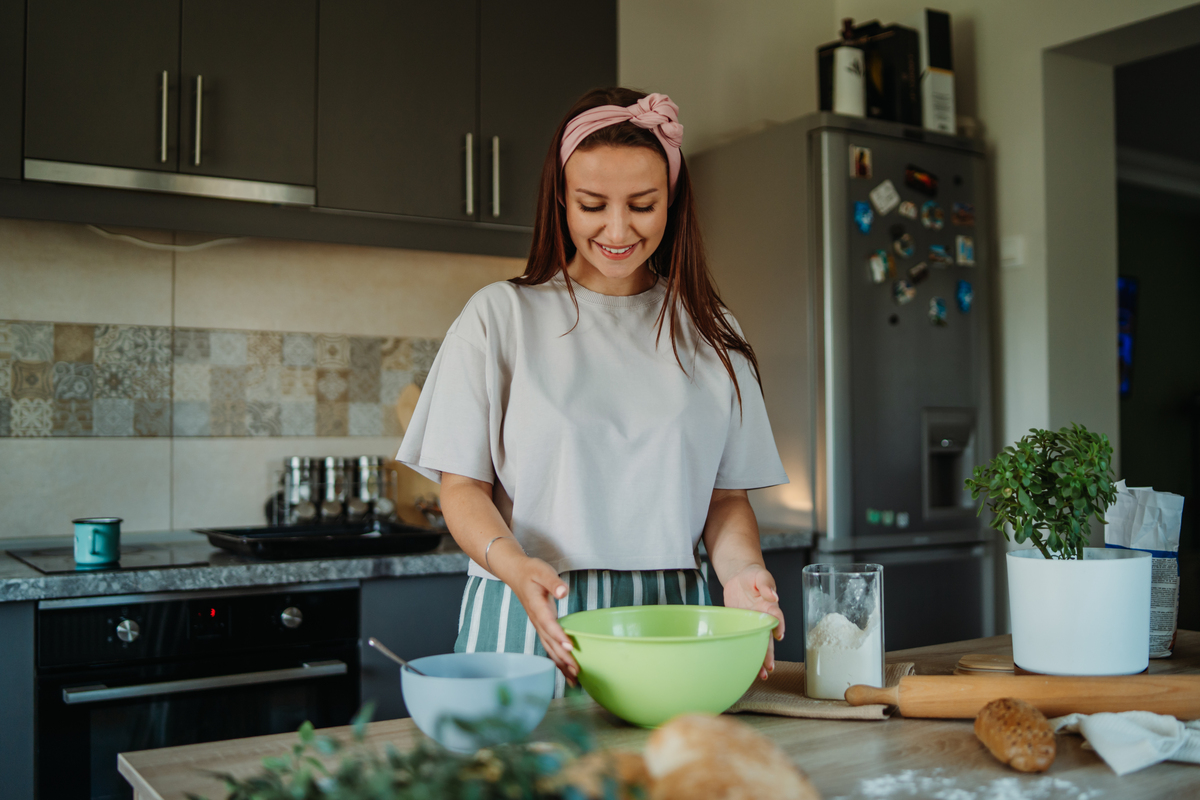 一个赤着上身的中国女人在厨房烹饪