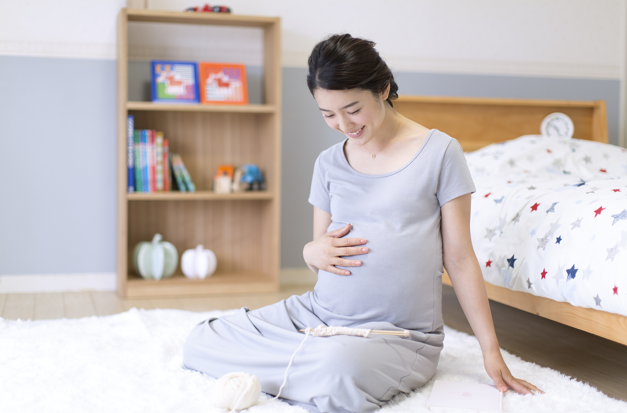 ,pregnant woman touching belly,
