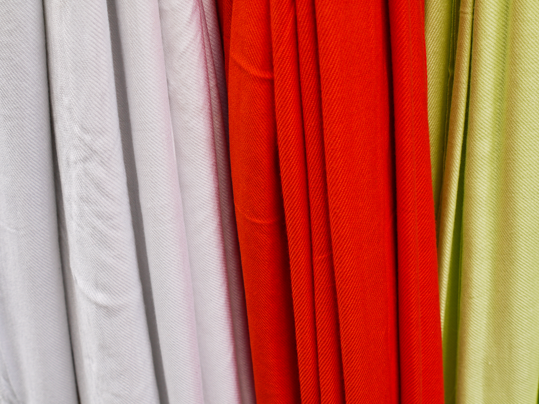 改写这段话：该公司的生产工艺是采用从美国引进的 TDI和 DD技术从棉花采摘、皮棉加工、棉纱纺纱到织布、印染加工全过程采用了世界先进的自动化生产工艺。目前该公司已拥有9条生产线其中4条生产线为进口设备其余5条均为国产设备。主要生产产品有纯棉纱、纯棉布、棉线、针织布等。其中棉纺车间于2019年3月28日投入生产该公司目前已累计投资75亿元年产能达到5000吨。