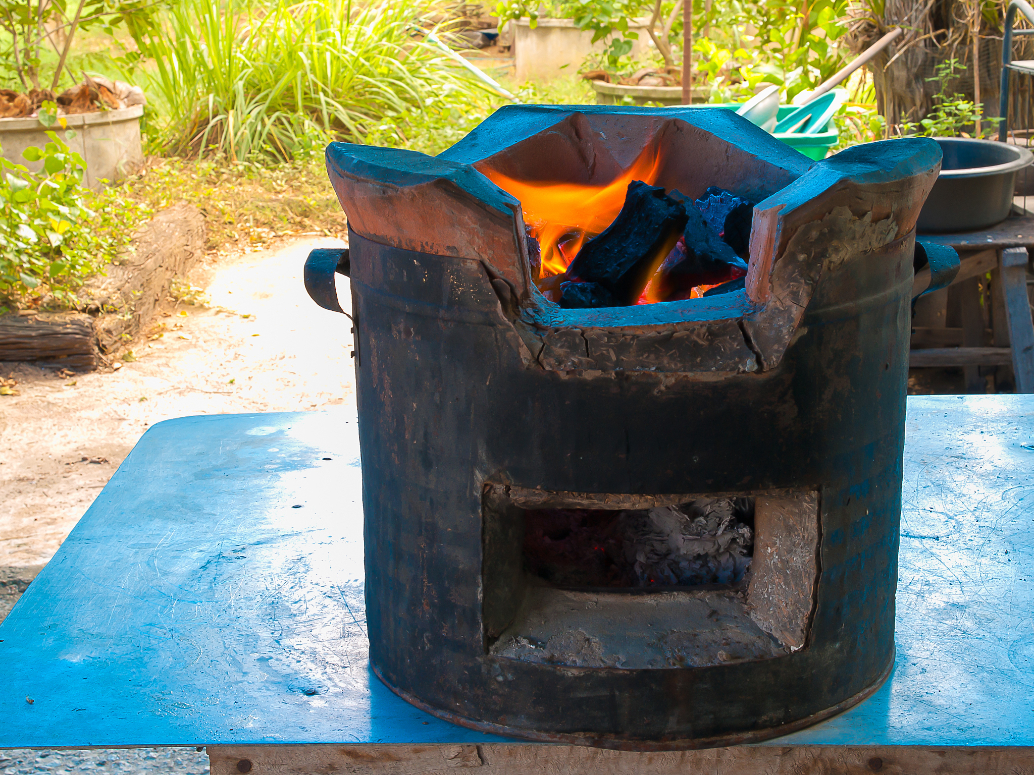 用塑料筐给丈母娘造无烟柴火炉，简单易学，怀旧感满满！