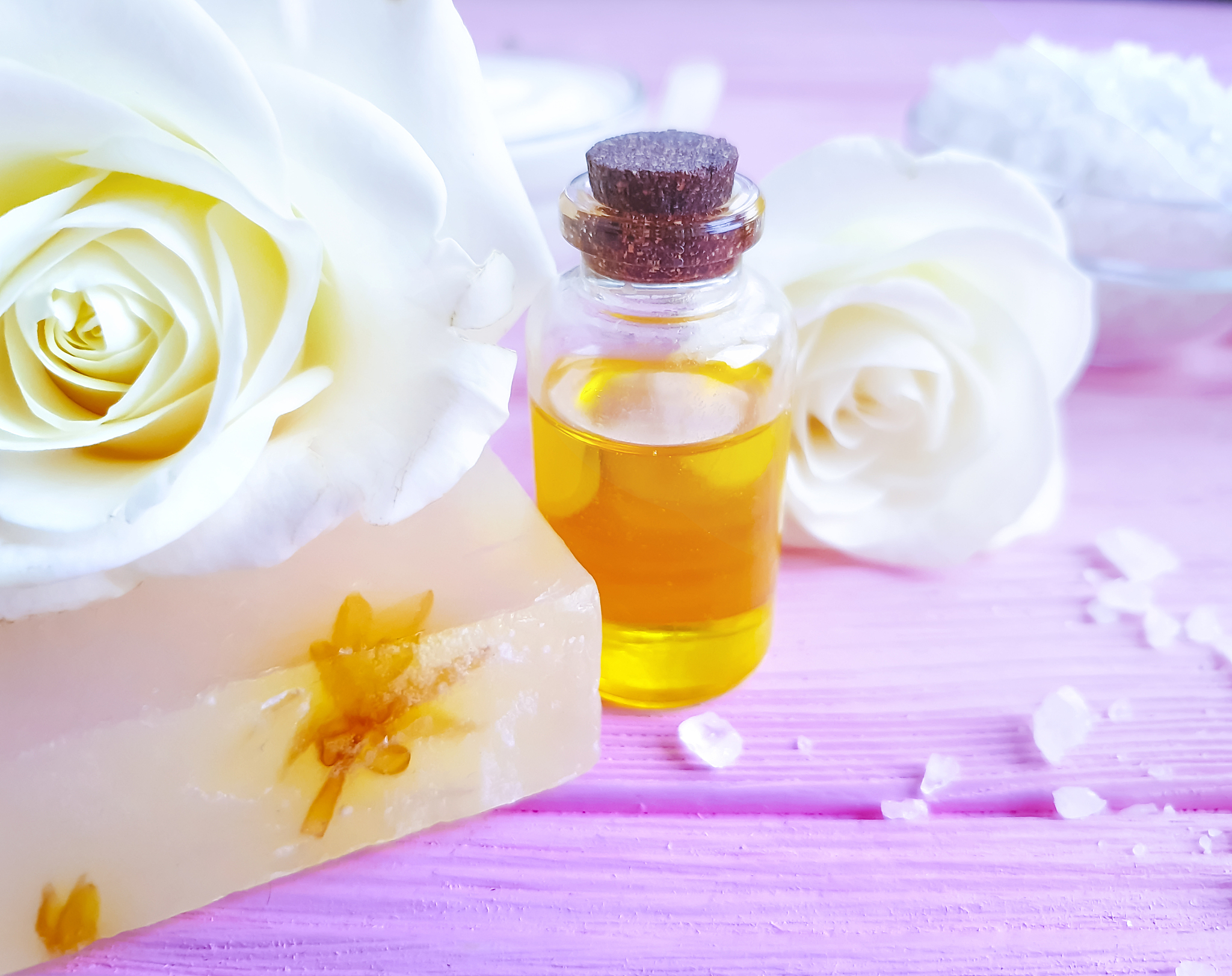 给我一个佰草集面部精华油的广告文案产品核心成分珍稀5年根白芍焕发肌肤光彩大马士革玫瑰精华油滴滴精粹香味馥郁的自然玫瑰香氛以油养肤 焕采紧致