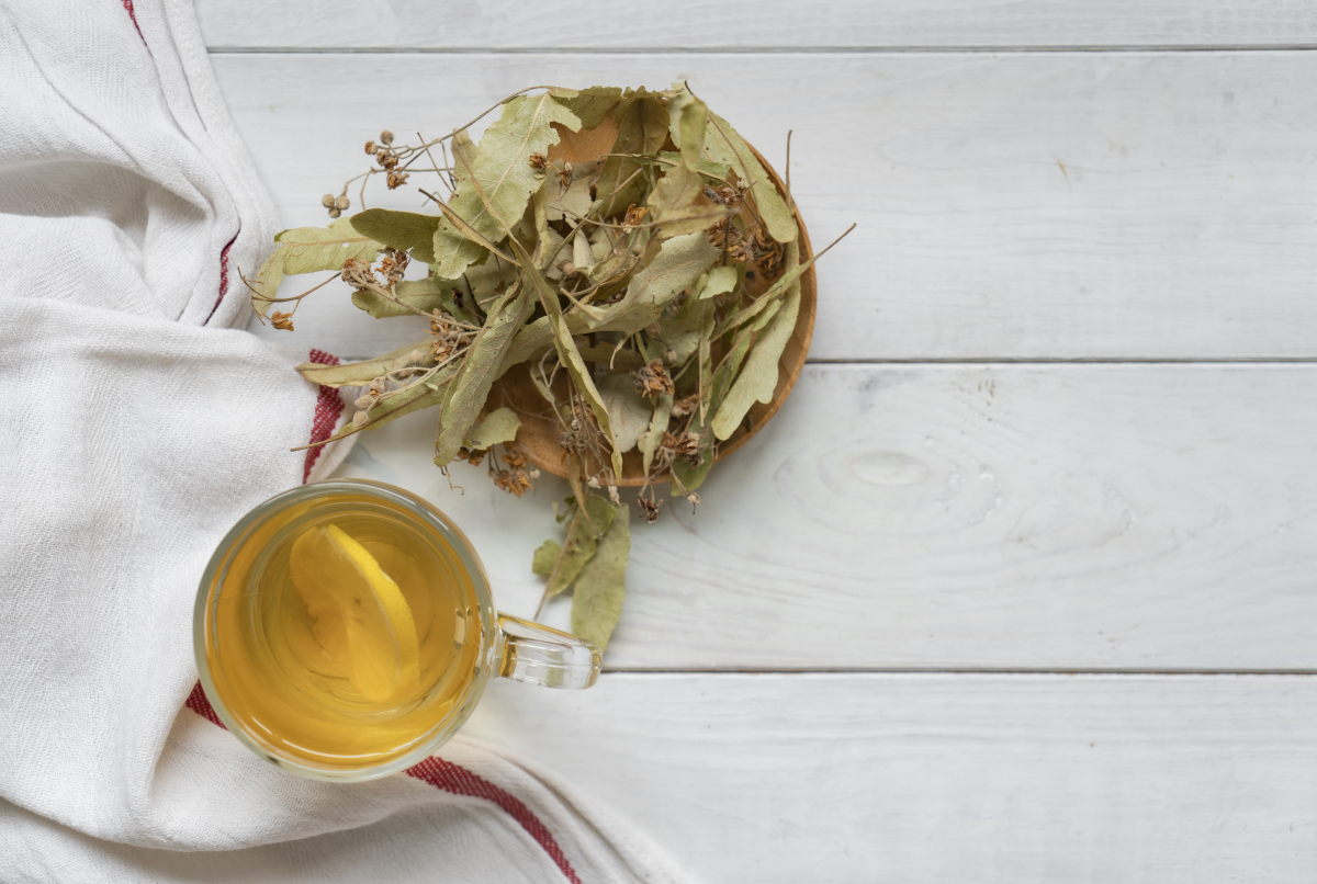自制中药减肥茶：刮油清肠胃配方：桑叶10克百合10克桑葚10克天冬10克决明子10克番泻叶10可根据需求加2-3克做法：将药剂倒入刚烧开的水焖几分钟即可。能够拿来当茶喝迟早各至少喝一大杯。一天大约泡一剂或许两天泡一剂以一个星期为一个阶段。成效：这个偏方的作用即是协助体内刮油整理肠胃运用一段时间之后就会感受食欲会减小。把上述内容整合成一片符合短视频爆款的减肥文案脚本开头吸引人具体方子写全。