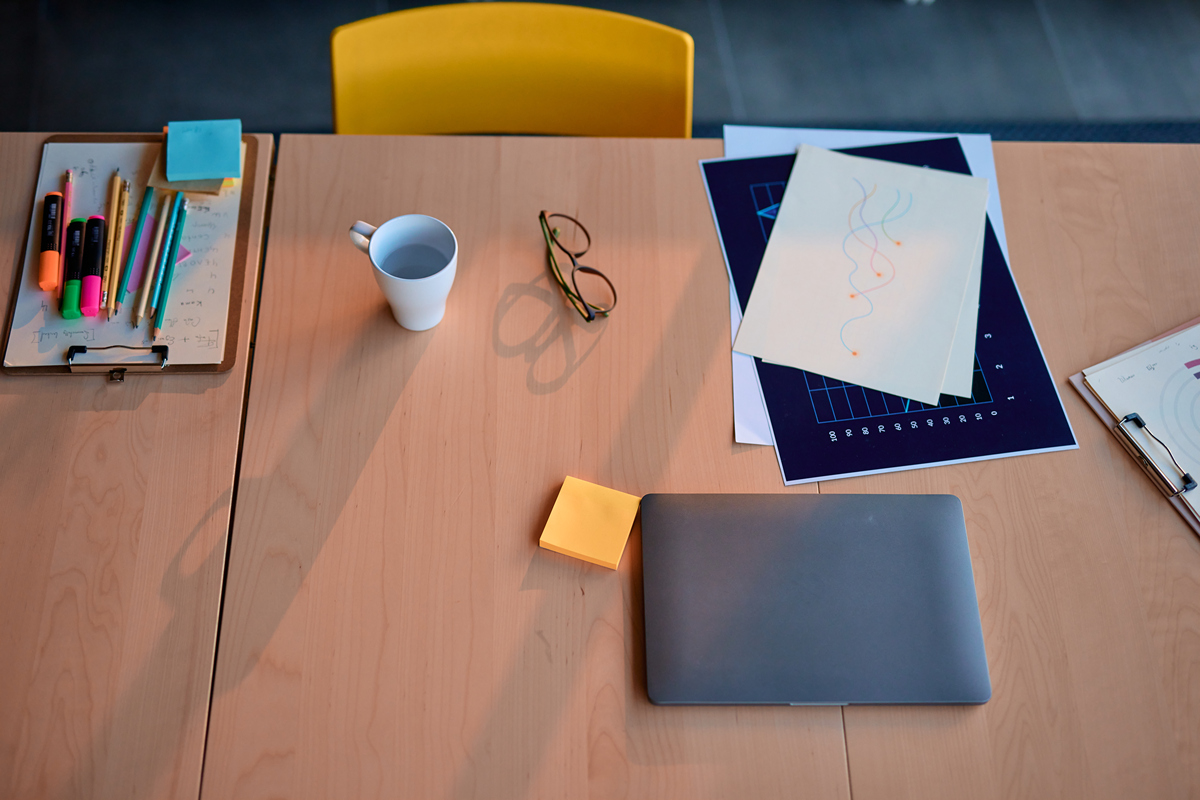 设计一个纸笔记本 作用：茶歇区会谈给教授随手写写画画 要求亮眼新颖有设计感 封面要有吸引力大气简洁