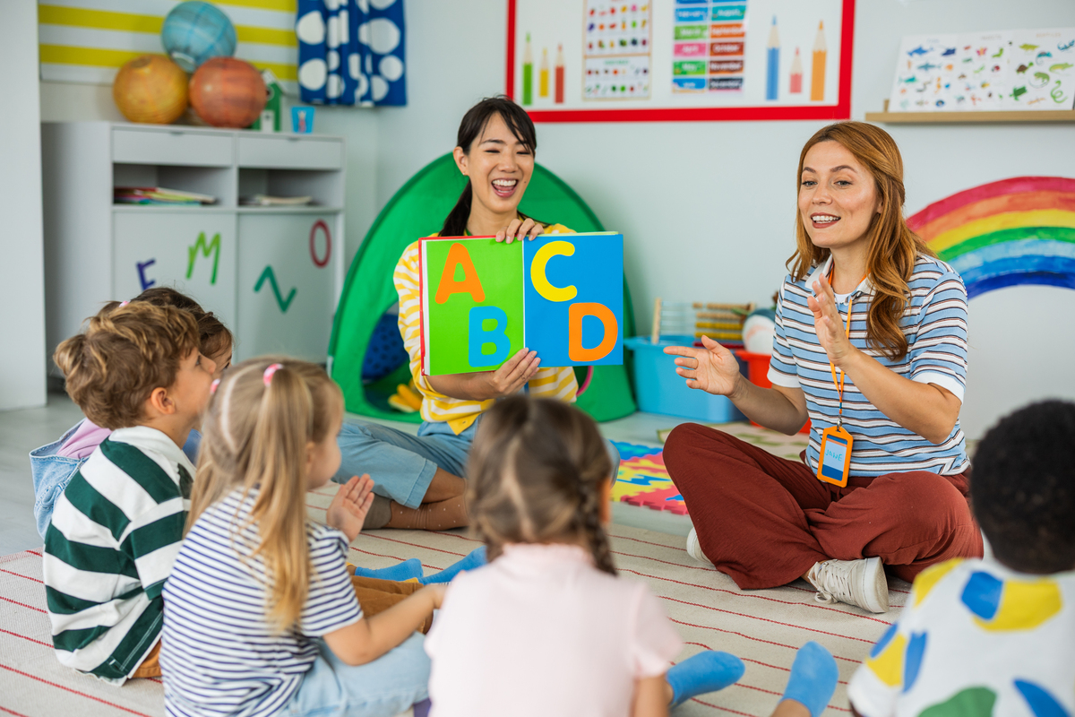 信阳职业技术学院毕业的商务英语专业的毕业生你要面试一个幼儿园英语教师请你用英语进行自我介绍