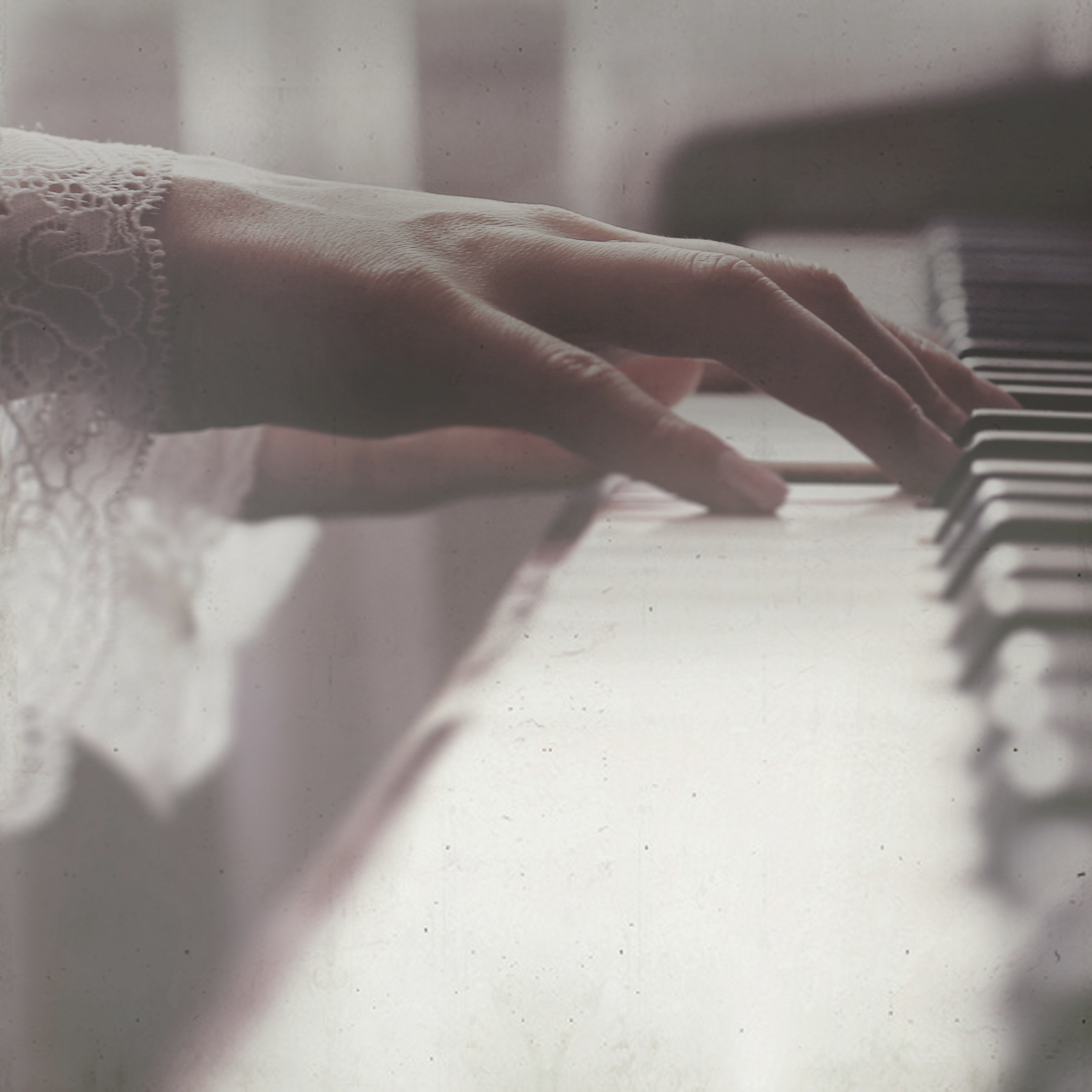 学钢琴梦想美好坚持盼望。写一首七绝